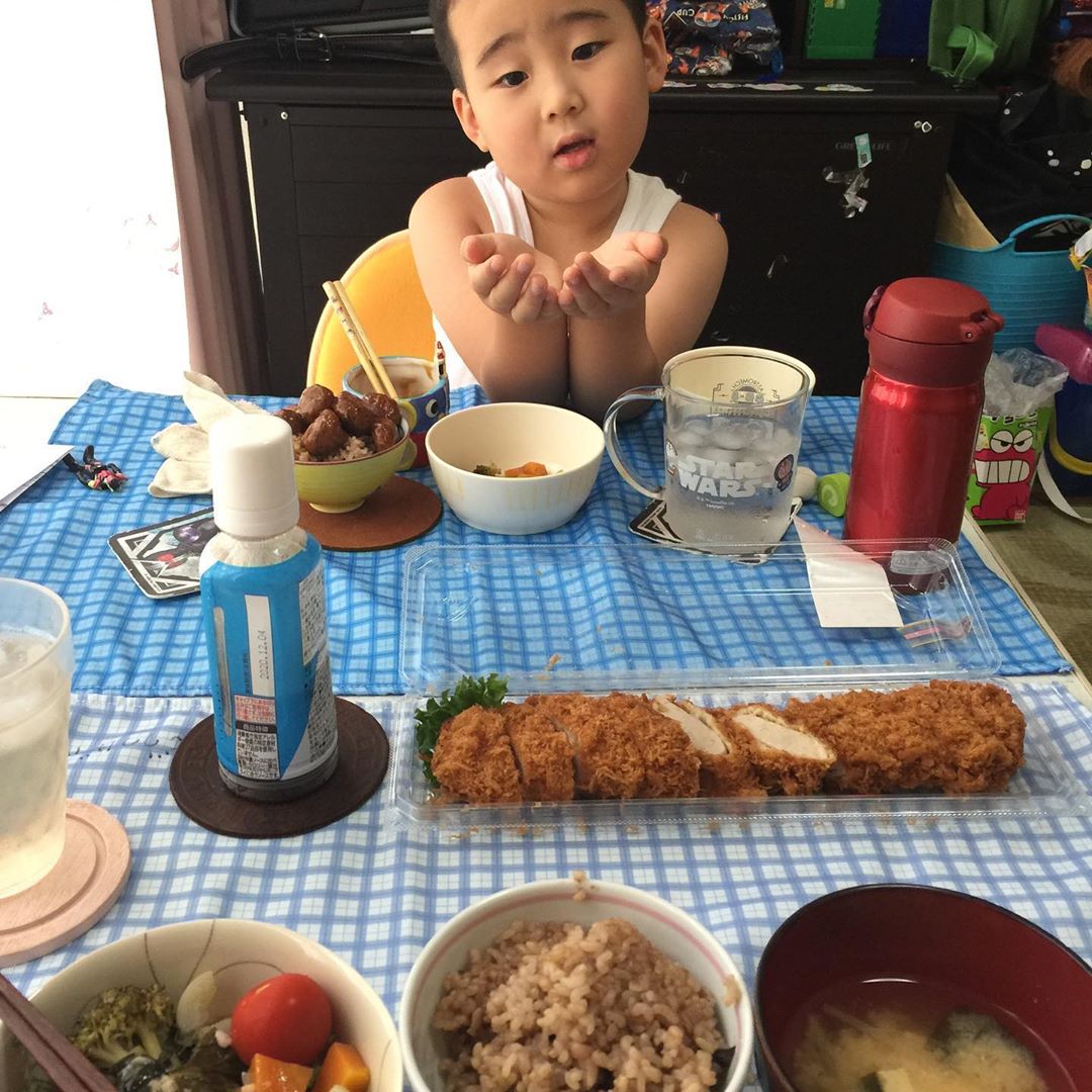 鈴木夏未さんのインスタグラム写真 - (鈴木夏未Instagram)「今日のお昼ごはん ・ ミートボール丼 温野菜 お味噌汁 とんかつ ・ お肉多めの息子でした ・ ・ 小学校の給食が始まるまでの間は おうちごはんで嬉しいな♡ ・ 向かい合って食べる時間も 成長とともに減るのは嬉しいけれど寂しいです ・ 時間割から逆算した質問を息子に投げて 食事をしながらトークタイム♪ ・ 学校でのお話を沢山聞かせてくれました◎ ・ ・ ・ #おうちごはん  #息子  #6歳男の子  #小学一年生  #ミートボール丼 #こどものいる暮らし  #こどもごはん  #楽しい育児  #こどもと暮らす  #トークタイム」6月11日 16時22分 - natyumisuzuki