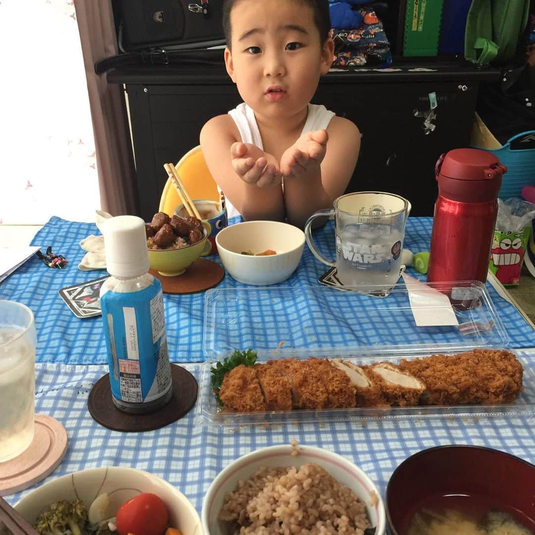 鈴木夏未さんのインスタグラム写真 - (鈴木夏未Instagram)「今日のお昼ごはん ・ ミートボール丼 温野菜 お味噌汁 とんかつ ・ お肉多めの息子でした ・ ・ 小学校の給食が始まるまでの間は おうちごはんで嬉しいな♡ ・ 向かい合って食べる時間も 成長とともに減るのは嬉しいけれど寂しいです ・ 時間割から逆算した質問を息子に投げて 食事をしながらトークタイム♪ ・ 学校でのお話を沢山聞かせてくれました◎ ・ ・ ・ #おうちごはん  #息子  #6歳男の子  #小学一年生  #ミートボール丼 #こどものいる暮らし  #こどもごはん  #楽しい育児  #こどもと暮らす  #トークタイム」6月11日 16時22分 - natyumisuzuki