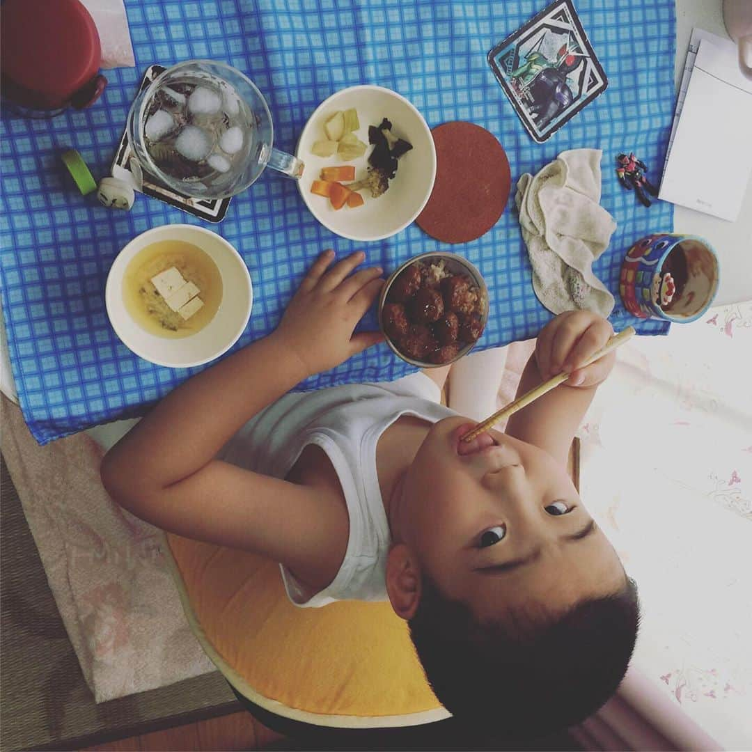 鈴木夏未さんのインスタグラム写真 - (鈴木夏未Instagram)「今日のお昼ごはん ・ ミートボール丼 温野菜 お味噌汁 とんかつ ・ お肉多めの息子でした ・ ・ 小学校の給食が始まるまでの間は おうちごはんで嬉しいな♡ ・ 向かい合って食べる時間も 成長とともに減るのは嬉しいけれど寂しいです ・ 時間割から逆算した質問を息子に投げて 食事をしながらトークタイム♪ ・ 学校でのお話を沢山聞かせてくれました◎ ・ ・ ・ #おうちごはん  #息子  #6歳男の子  #小学一年生  #ミートボール丼 #こどものいる暮らし  #こどもごはん  #楽しい育児  #こどもと暮らす  #トークタイム」6月11日 16時22分 - natyumisuzuki