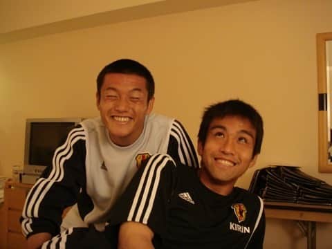 播戸竜二さんのインスタグラム写真 - (播戸竜二Instagram)「『なつかシリーズ④③』 ・ 遂に！遂に！遂にです！ ・ サッカー選手なら、誰もが憧れる舞台！「日本代表」に選ばれました！ ・ 夏以降、レギュラーを獲り、ゴールも獲りまくりました！勢いに乗りに乗ってました！（6試合連続ゴールも獲りました！） ・ アレは2006年10月1日の甲府戦の前泊の時、甲府の旅館的なホテルの大きな部屋、晩ご飯を食べてゆっくりしていたら、強化部長から電話がありました。 ・ 「はい！」「バンか？おめでとう！代表に選ばれたぞ！」 ・ オシムさんに代表監督が代わり、ゴールを決め続けていたら選ばれる可能性があると思ってたけど…、知らせを聞いた時は、部屋で叫びました！（笑）ウオォ〜！！ ・ そして、直ぐにお父さんに連絡！お父さんに連絡なんてした事なかったのに！（笑）お母さんにも伝えて、おめでとうと言ってもらい、マネジメントや代理人など、自分と一緒にサッカー人生を歩んできてくれた人達にも報告とお礼をしました！ ・ Jリーガーになるという夢を叶え、その次は代表や！でもなれるかな？同い年のやつらには負けたくない！いろいろな思いがある中での選出！いま思い出しても興奮するし、次の日の甲府戦は負けたけど、ゴールは決めた！ ・ ニッポン代表の写真は、手元には無い。でも、どっから引っ張ってきて、次も書こう！ ・ それくらいの事やから！やっぱり代表は最高で、写真のように、川口能活さんや中村俊輔さんや同い年のやつらや、こんな選手達が積み上げてきた場所に、自分も立てるなんて！あっ、羽生も。（笑）腸内細菌ケイタ！太田ヨシ誕生日おめでとう🎁 ・ 書きながらまた興奮してきた！それくらい代表は、特別な特別な特別な場所！ ・ サッカーをやっている人は、是非目指して欲しい！あの光景、あの重圧、あの名誉。 ・ これはこれから先、もし俺がチェアマンになっても、サッカー協会会長になっても、総理大臣になったとしても、味わえない感覚やと思う！ ・ それくらい、サッカーをやっている中で、特別なコトで、特別な時間やった！ ・ この気持ち、みんなに届きますように！そして、もっとサッカーをやる子供達が増えて、みんなが目指したいと思う場所でありますように！ ・ ・ #いや〜めっちゃ興奮した #今でも興奮できる #甲府で興奮 #代表は特別 #しかも初めての時は #一生に一度 #一生の宝物 #JFAアスリート委員長と委員」6月11日 16時26分 - ryuji_bando