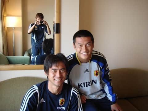 播戸竜二さんのインスタグラム写真 - (播戸竜二Instagram)「『なつかシリーズ④③』 ・ 遂に！遂に！遂にです！ ・ サッカー選手なら、誰もが憧れる舞台！「日本代表」に選ばれました！ ・ 夏以降、レギュラーを獲り、ゴールも獲りまくりました！勢いに乗りに乗ってました！（6試合連続ゴールも獲りました！） ・ アレは2006年10月1日の甲府戦の前泊の時、甲府の旅館的なホテルの大きな部屋、晩ご飯を食べてゆっくりしていたら、強化部長から電話がありました。 ・ 「はい！」「バンか？おめでとう！代表に選ばれたぞ！」 ・ オシムさんに代表監督が代わり、ゴールを決め続けていたら選ばれる可能性があると思ってたけど…、知らせを聞いた時は、部屋で叫びました！（笑）ウオォ〜！！ ・ そして、直ぐにお父さんに連絡！お父さんに連絡なんてした事なかったのに！（笑）お母さんにも伝えて、おめでとうと言ってもらい、マネジメントや代理人など、自分と一緒にサッカー人生を歩んできてくれた人達にも報告とお礼をしました！ ・ Jリーガーになるという夢を叶え、その次は代表や！でもなれるかな？同い年のやつらには負けたくない！いろいろな思いがある中での選出！いま思い出しても興奮するし、次の日の甲府戦は負けたけど、ゴールは決めた！ ・ ニッポン代表の写真は、手元には無い。でも、どっから引っ張ってきて、次も書こう！ ・ それくらいの事やから！やっぱり代表は最高で、写真のように、川口能活さんや中村俊輔さんや同い年のやつらや、こんな選手達が積み上げてきた場所に、自分も立てるなんて！あっ、羽生も。（笑）腸内細菌ケイタ！太田ヨシ誕生日おめでとう🎁 ・ 書きながらまた興奮してきた！それくらい代表は、特別な特別な特別な場所！ ・ サッカーをやっている人は、是非目指して欲しい！あの光景、あの重圧、あの名誉。 ・ これはこれから先、もし俺がチェアマンになっても、サッカー協会会長になっても、総理大臣になったとしても、味わえない感覚やと思う！ ・ それくらい、サッカーをやっている中で、特別なコトで、特別な時間やった！ ・ この気持ち、みんなに届きますように！そして、もっとサッカーをやる子供達が増えて、みんなが目指したいと思う場所でありますように！ ・ ・ #いや〜めっちゃ興奮した #今でも興奮できる #甲府で興奮 #代表は特別 #しかも初めての時は #一生に一度 #一生の宝物 #JFAアスリート委員長と委員」6月11日 16時26分 - ryuji_bando