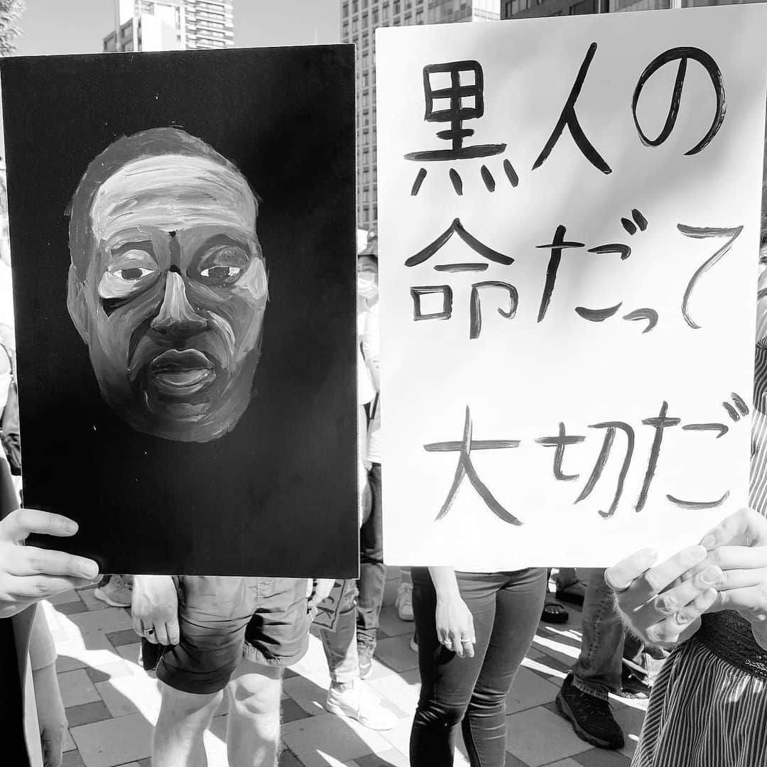 JYONGRIさんのインスタグラム写真 - (JYONGRIInstagram)「(Swipe for English)﻿ ﻿ 世界で起こっている悲惨な差別に対して、教養を深めて、自分から何が発信できるかを考えていました。苦しいです。悲しいです。怒りが抑えられません。人種差別は最も醜い。なんで今でもこんな事が起こっているのかが正直信じられない。﻿ ﻿ 日本では人種差別を含め、宗教の話や人との「違い」を議論する事があまりありません。それを見て見ぬ振りしてきた自分の軽率さを後悔しています。﻿ ﻿ 私は４歳から１８歳までずっとインターナショナルスクールで過ごしました。クラスメイトや先生全員が違う見た目で、異なる文化や宗教を持ち、思想や食事も違った。世代性別問わず、一人一人が違う事への理解を深めて、リスペクトし合っていた。小さい頃から、偏見も持ったり差別をする事がどれだけ不要で、どれだけ惨めかを分かって生きてきた。﻿ ﻿ 誰しもが人種差別を経験、もしくは目の当たりにした事あると思う。でも警察に怯えたり、ただ肌の色が違うだけで、居合わせた場所が悪かっただけで危険を感じた事は一度もない。それだけで、私は PRIVILEGED : 特権を持って生きてきた。黒人が毎日直面している現実、想像ができない。黒人に対する差別は、もう何百年も続いていて、それをまだ止まれずにいる、、これはものの見方とかではなく人間同士の、人と国家の深刻な世界問題。﻿ ﻿ 振り返れば私には今までもっとできる事はあった。発言する事を恐れ、自分の立場を弁える事に固執して、守るべきものが間違っていた。でも今からでも遅くない。今からこそ、動く必要がある。﻿ ﻿ 6月7日に大阪で行われたデモ行進に参加しました。まず、企画者の @blmkansai に感謝を。何千人も集まる中で、みんなで声を強く合わせ、平和を保ちながら街を歩きました。子供を乗せて自転車を漕いでいたお父さんが自転車から降りて、膝を床につき拳をあげていた光景。車を停めて、声をかけて拍手をしてくれる通りすがりの人々。デモ行進の参加者だけではなく、多くの人達が世界を正そうとする姿勢に涙が出ました。何千人で行った8分46秒の黙祷は、経験したことのない、最も静かな嘆きでした。みんなの怒りと悲しみ、そして歴史を感じました。﻿ ﻿ 特権を持って生きている身分だからこそ、自分が無意識に抱いている固定観念を更に見直していかないといけない。友達や家族と、触れたくないと思う話題こそ、意味のある会話と成長に繋げていかないといけない。特権を持った私たちが蝕んでしまったこの世界。私たちが正す責任がある。黒人の戦いはここで終わらさないといけない。﻿ ﻿ 私は、共に戦います。支えます。そして何よりも、愛を信じています。﻿ Black Lives Matter. ﻿ #blmkansaimarch」6月11日 16時26分 - jyongriofficial