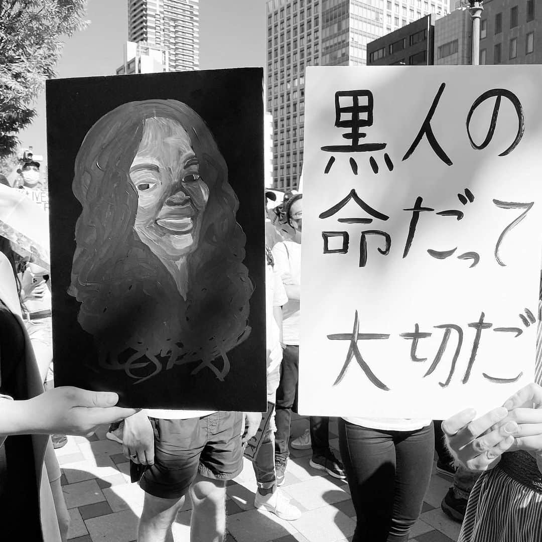 JYONGRIさんのインスタグラム写真 - (JYONGRIInstagram)「(Swipe for English)﻿ ﻿ 世界で起こっている悲惨な差別に対して、教養を深めて、自分から何が発信できるかを考えていました。苦しいです。悲しいです。怒りが抑えられません。人種差別は最も醜い。なんで今でもこんな事が起こっているのかが正直信じられない。﻿ ﻿ 日本では人種差別を含め、宗教の話や人との「違い」を議論する事があまりありません。それを見て見ぬ振りしてきた自分の軽率さを後悔しています。﻿ ﻿ 私は４歳から１８歳までずっとインターナショナルスクールで過ごしました。クラスメイトや先生全員が違う見た目で、異なる文化や宗教を持ち、思想や食事も違った。世代性別問わず、一人一人が違う事への理解を深めて、リスペクトし合っていた。小さい頃から、偏見も持ったり差別をする事がどれだけ不要で、どれだけ惨めかを分かって生きてきた。﻿ ﻿ 誰しもが人種差別を経験、もしくは目の当たりにした事あると思う。でも警察に怯えたり、ただ肌の色が違うだけで、居合わせた場所が悪かっただけで危険を感じた事は一度もない。それだけで、私は PRIVILEGED : 特権を持って生きてきた。黒人が毎日直面している現実、想像ができない。黒人に対する差別は、もう何百年も続いていて、それをまだ止まれずにいる、、これはものの見方とかではなく人間同士の、人と国家の深刻な世界問題。﻿ ﻿ 振り返れば私には今までもっとできる事はあった。発言する事を恐れ、自分の立場を弁える事に固執して、守るべきものが間違っていた。でも今からでも遅くない。今からこそ、動く必要がある。﻿ ﻿ 6月7日に大阪で行われたデモ行進に参加しました。まず、企画者の @blmkansai に感謝を。何千人も集まる中で、みんなで声を強く合わせ、平和を保ちながら街を歩きました。子供を乗せて自転車を漕いでいたお父さんが自転車から降りて、膝を床につき拳をあげていた光景。車を停めて、声をかけて拍手をしてくれる通りすがりの人々。デモ行進の参加者だけではなく、多くの人達が世界を正そうとする姿勢に涙が出ました。何千人で行った8分46秒の黙祷は、経験したことのない、最も静かな嘆きでした。みんなの怒りと悲しみ、そして歴史を感じました。﻿ ﻿ 特権を持って生きている身分だからこそ、自分が無意識に抱いている固定観念を更に見直していかないといけない。友達や家族と、触れたくないと思う話題こそ、意味のある会話と成長に繋げていかないといけない。特権を持った私たちが蝕んでしまったこの世界。私たちが正す責任がある。黒人の戦いはここで終わらさないといけない。﻿ ﻿ 私は、共に戦います。支えます。そして何よりも、愛を信じています。﻿ Black Lives Matter. ﻿ #blmkansaimarch」6月11日 16時26分 - jyongriofficial