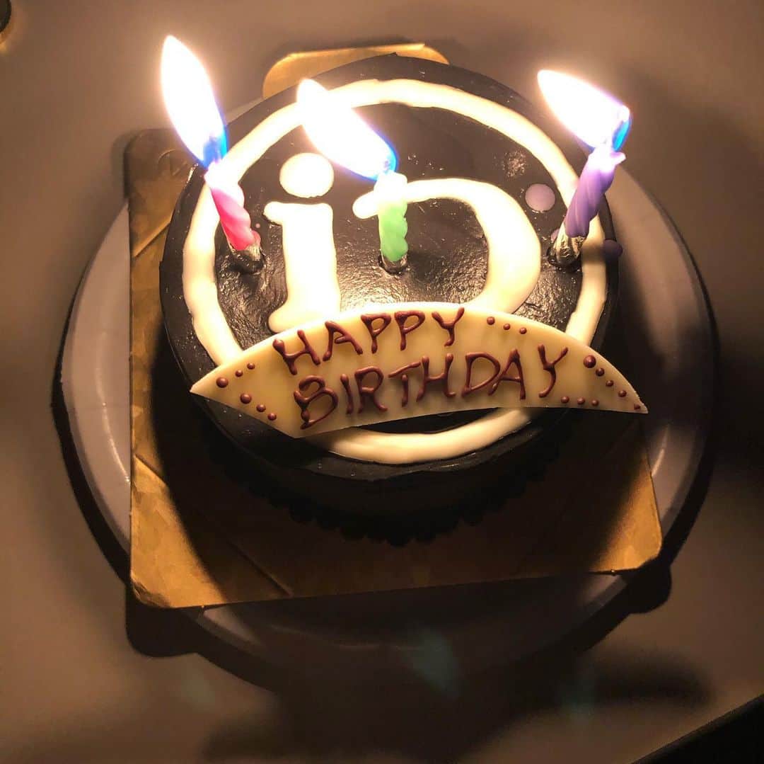 泉澤祐希さんのインスタグラム写真 - (泉澤祐希Instagram)「現場にて、iDケーキ頂いた。。 すげえ、、ありがとうございます🪐幸せだなあ。 そんでもって21時にonline store オープンなり。 #iD」6月11日 16時27分 - yuki.izumisawa