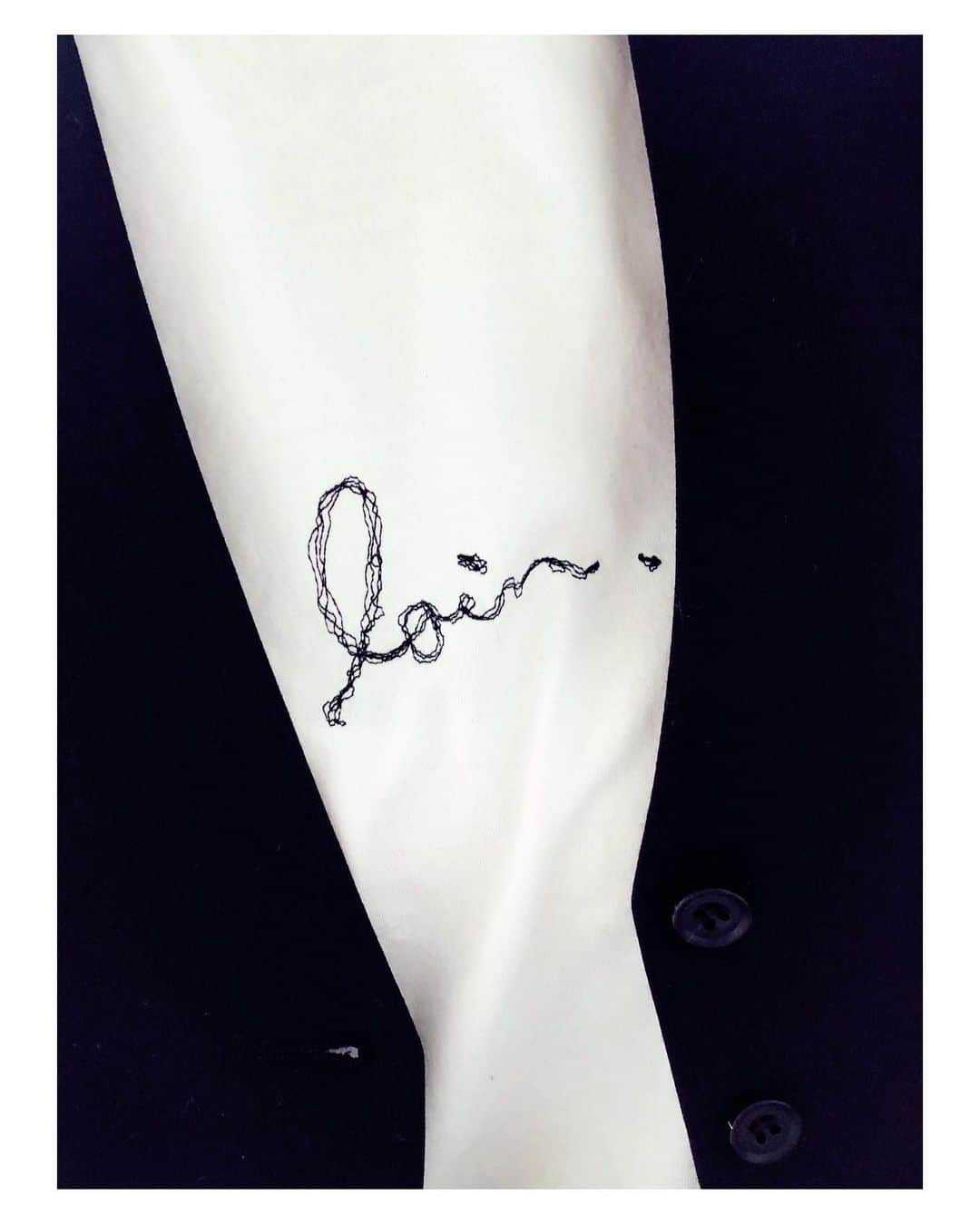 loin.officialさんのインスタグラム写真 - (loin.officialInstagram)「loin.のロゴを手描き✏️ してTシャツにラフに刺繍してもらいました。 何枚も描いたものの中からみんなに選んでもらって笑  #loin.#ロワン#Tシャツ#刺繍Tシャツ #今年も#お待たせしました#シャツ地に使う上質なコットンを使用しました。#black#white#1size  loin-loin.jp」6月11日 16時31分 - loin.official