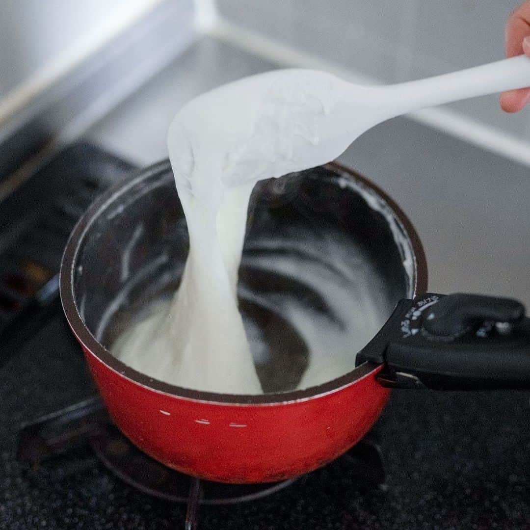 北欧、暮らしの道具店さんのインスタグラム写真 - (北欧、暮らしの道具店Instagram)「材料は片栗粉・牛乳・砂糖だけ。みずみずしい「癒しのミルクもち」レシピ . - - - - - - - - - - - - OYATSUYA SUNの梅澤さんに スキマ時間でも、さっと作れる 簡単おやつレシピを教えていただきました♪  今回ご紹介する「ミルクもち」は、 わらびもちと白玉のあいだのような、 ぷるぷるとした食感が楽しいおやつ。  疲れを癒してくれるような、優しい味わいです。 . - - - - - - - - - - - - つるつるでプルプルな、癒しのおやつ 片栗粉でつくる「ミルクもち」 - - - - - - - - - - - - . 【材料（2〜3人分）】 . 片栗粉…35g グラニュー糖…25g 牛乳…250ml . お好みで、黒蜜・きなこ・黒ごまやメープルシロップなどをかけて食べると美味しいです。 . ＜スムーズにするための下準備＞ ・あらかじめ氷水をいれたボールを準備しておくと、 スムーズにできます。 . 【作り方】 . ❶ 片栗粉・グラニュー糖を小鍋に入れ、牛乳を注ぐ。 ダマがなくなるまで、よく混ぜ合わせる。 . ❷ ダマがなくなったら、鍋を火にかける。 最初は中火で、とろみが出てきたら弱火にし、 焦げないようにゴムベラで絶えず混ぜ続ける。 とろみが出てくると一気に固まりはじめるので、 混ぜる手を止めないようにするのがポイント。 もちもちとしたひと塊りになったら、 さらに1分ほどよく混ぜて火を止める。 . ❸ おもちをスプーンですくいとり、 氷水をはったボウルの中に落とす。 このときスプーンごと氷水の中に入れ、 ボウルの中でおもちをこそげ落とすと、上手にできます。 . ❹ よく冷えたらザルにあげ、 水気をきって器に盛り、お好みで黒蜜やきなこ、 ごまなどをかけて完成です！ . 白玉のようにフルーツポンチに入れてみたり、 アイスクリームやあんこと一緒に 食べたりしても美味しいですよ。 ぜひいろいろアレンジしてみてくださいね。 . - - - - - - - - - - - - 梅澤さん： . 「コツはきちんと火を通すこと。 粉っぽくならず、美味しく仕上がります。  スプーンですくうので、僕がつくっても 絶対にきれいな丸には仕上がりません（笑）。 けれどそれは、おうちで作るからこそ 味わえる魅力でもあると思います。  決してお店では出てこない、 そんな不恰好さも愛嬌があって、 どこか愛おしいおやつです。  できたてが一番美味しいのですが、 水と一緒にタッパーに入れて冷蔵庫で保管すれば、 翌日食べることもできますよ」 . #kitchen#kitchendesign#kitchenware#OYATSUYASUN#recipe#レシピ#キッチン#料理#おやつ#おうち時間#家おやつ#おもち#ミルクもち#シンプル#シンプルライフ#シンプルデザイン#お買い物#暮らしを楽しむ#日々の暮らし#北欧#暮らし#北欧暮らしの道具店」6月11日 16時32分 - hokuoh_kurashi