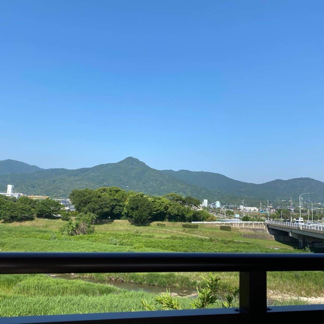 中澤裕子のインスタグラム：「この青空は しばらく見れないのかー ・ 湿度高い 苦手な季節だなぁ ・ 出先で傘が行方不明 こんな日に、、、 娘が慰めてくれた ☂️ #九州北部梅雨入り  #お気に入りの傘だったのに」