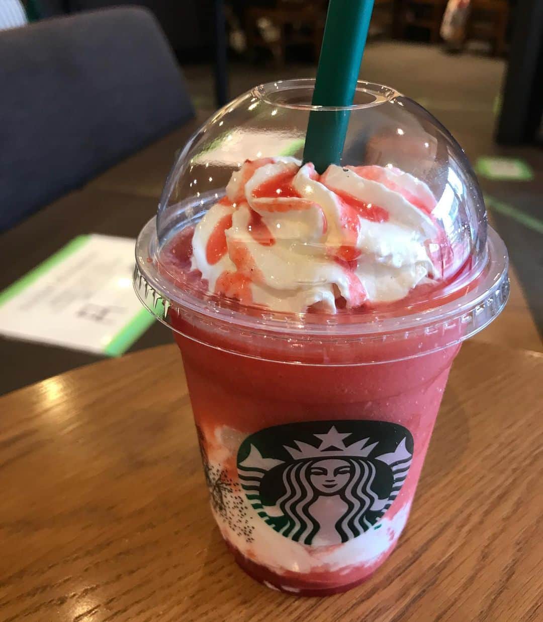 石川修司のインスタグラム：「新作のゴロッとイチゴフラペチーノ。 お昼ご飯がこれになりました😅 #starbucks  #うまし #ありがとうございます😊」