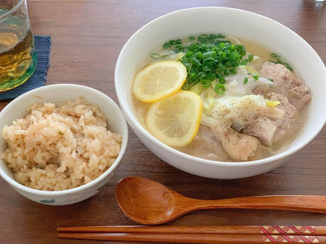 松山愛里さんのインスタグラム写真 - (松山愛里Instagram)「最近のおうちごはん😋 カルパッチョ、チキンステーキハニーマスタードソース、 キウイのカプレーゼ、ベビーホタテとしめじの醤油バターソテー、タコと春菊の粒マスタードマリネ、 冷やし中華、カレー、 鶏だしレモンうどんと炊き込みご飯。 お腹すいたなぁ。。🤤💭 #アイリーン飯 #おうちごはん」6月11日 16時38分 - airi__matsuyama