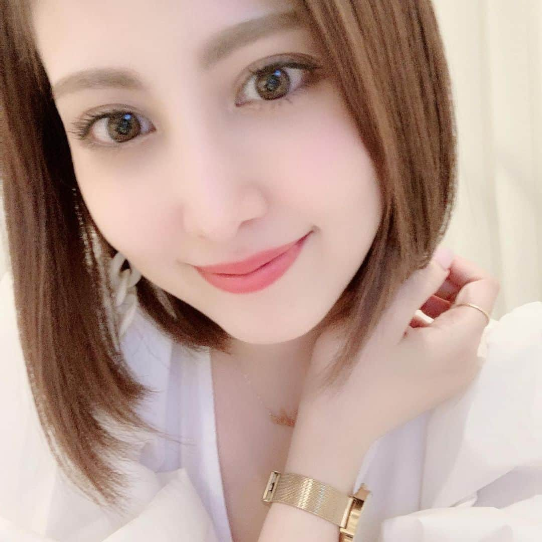 梅田えりかのインスタグラム：「梅雨入りしたね🍬髪の毛がウネウネしちゃうから良いヘアケア商品探してるんだけどなかなか出会えない☹️付けてもベタベタにならないでストレートキープしたい⭐️ブリーチ何回もしてるせいか縮毛矯正も3日後には落ちてる😅良い方法ないかな~ . . #髪質 #髪質改善 #美容院 #トリートメント #ヘアアレンジ #ストレート #ボブヘアー #ボブアレンジ #透明感 #スタイリング #縮毛矯正 #コスメ #オイル #ボリューム #hair #hairstyle #hairarrange #ootd #l4l #happy」