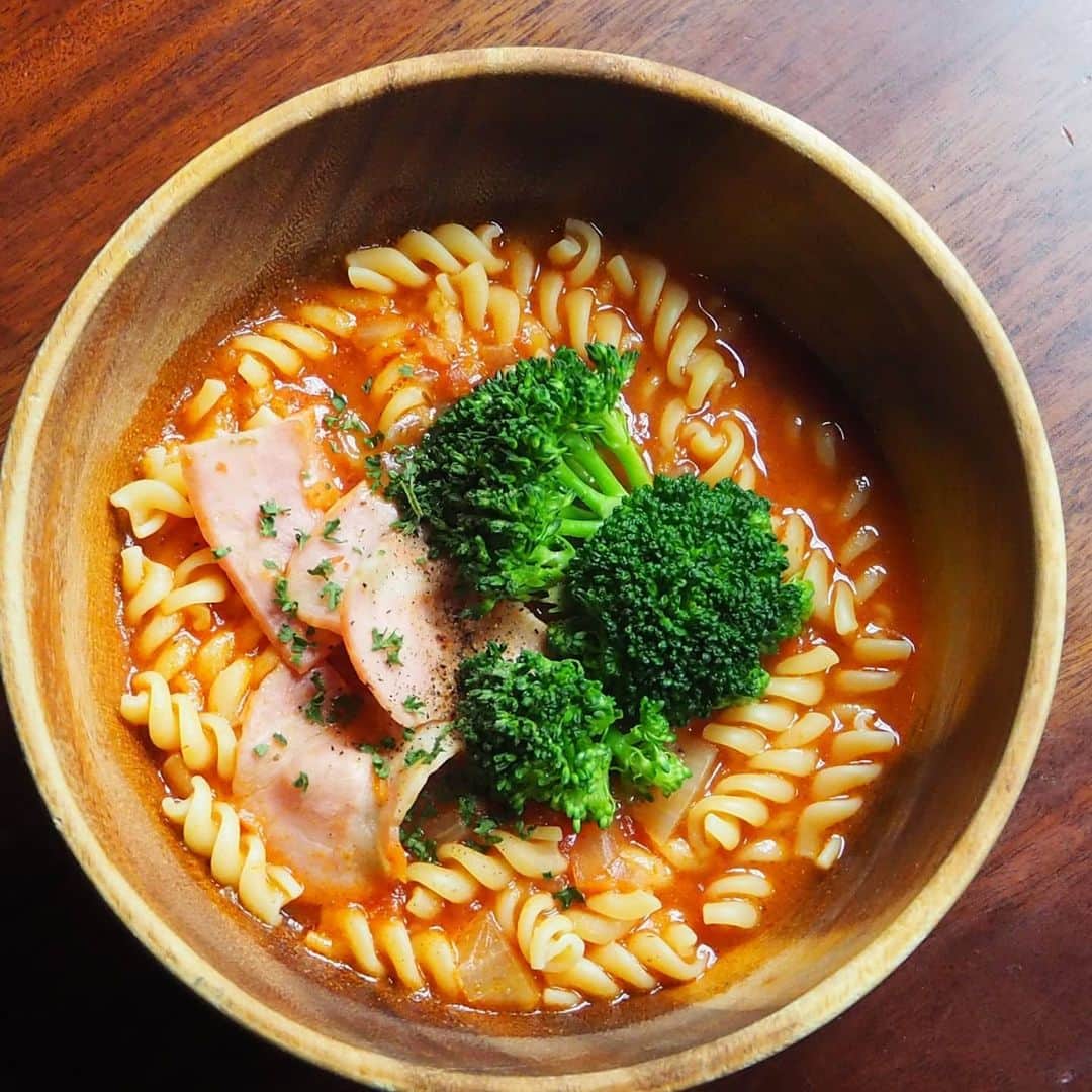 のインスタグラム：「ランチ11:00-15:00 ディナー17:00-22:00 で営業再開しております。 [定休日なし]  引き続き、 感染症予防対策を行った上での営業となります。 ●大皿料理の回避しております。(一人一皿での個別盛りで対応いたしております。) ●入店の際、入口に設置したアルコールにて手指の消毒 または手洗い設備にて手洗いをお願いします。 ●定期的に換気を行っております。 ●接客の際、従業員がマスクを着用しております。 . . 自宅用にテイクアウトもございます。 店舗での受け渡しとなりますが【ネット】からのご予約も可能です。」