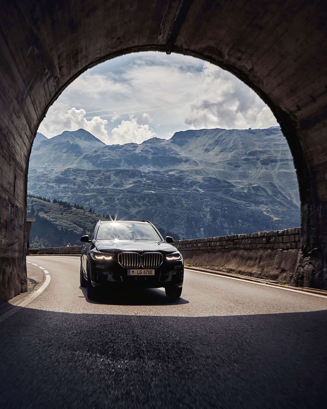 BMWのインスタグラム：「The light of power shines at the end of the tunnel. #TheX5 #BMW #X5 __ BMW X5 xDrive45e: Energy consumption in kWh/100 km (combined): 23.5–20.3. Fuel consumption in l/100 km (combined): 2.0–1.7. CO2 emissions in g/km (combined): 47–39.  Further information: www.bmw.com/disclaimer. Acceleration (0-100 km/h): 5.6 s. Power: 290 kW, 394 hp, 600 Nm. Top speed (limited): 235 km/h.」