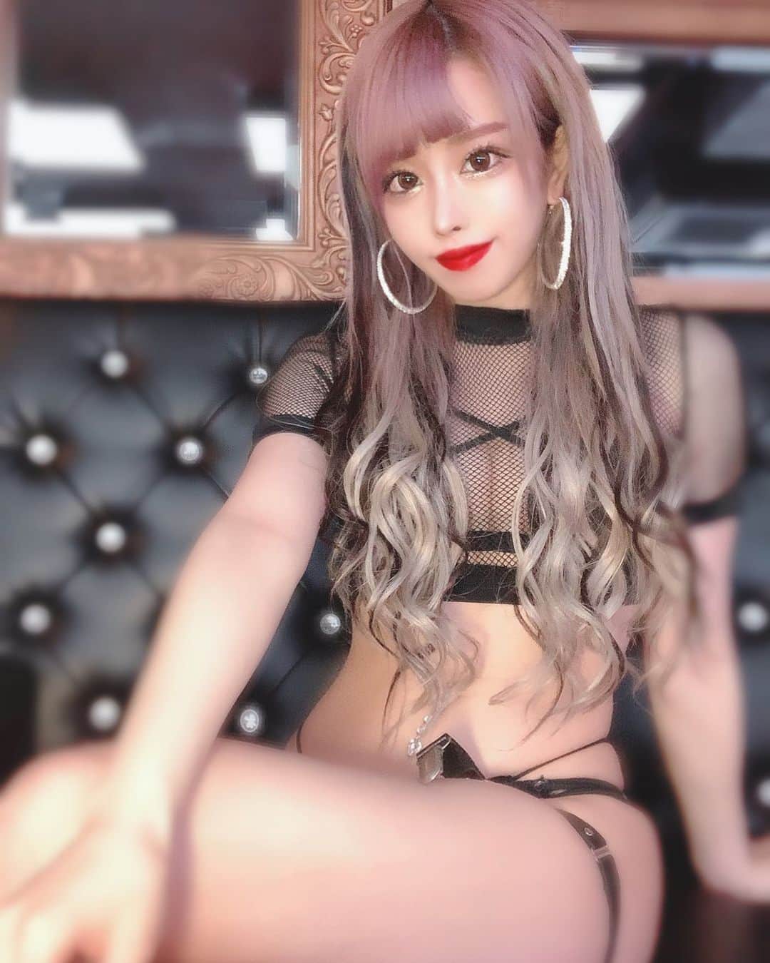 あんじゅのインスタグラム：「♡ ． 今日はお休み頂いてます☺️ ． バーレスク大阪ではレディースDAY👧🏻💗 女性のお客様はなんと入場料が無料です😌 ． はぴねーす🤟🏻💓 ． ．  #Burlesque #バーレスク #バーレスク東京 #大阪 #バーレスク大阪 #北新地 #ミナミ #キャバクラ #ホスト #歌舞伎町 #ダンサー #Japanesegirl #自発ください  #ロリ顔 #グラビア  #ガンメッシュ #ギャル #加工厨 #量産型 #太もも #むちむち #低身長女子 #雰囲気詐欺 #雰囲気好きな人いいね #自撮り界隈  #1mmでもいいなと思ったらいいね #被写体  #ガーターベルト #ピアス女子 #地雷メイク」
