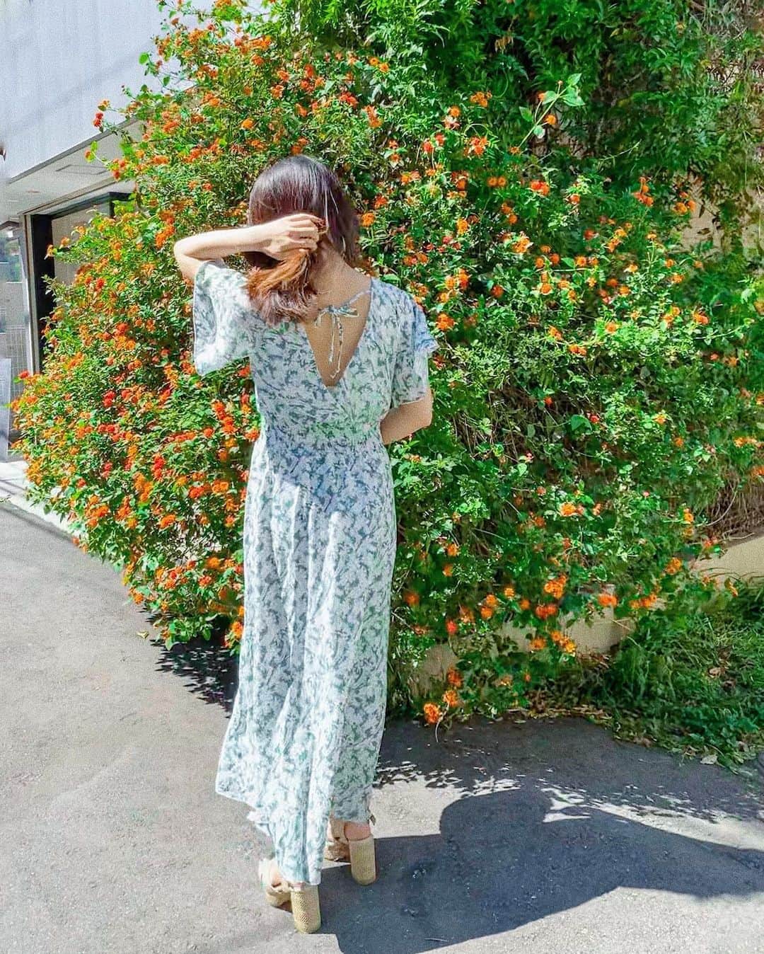 中島絢乃さんのインスタグラム写真 - (中島絢乃Instagram)「👗💐🥤﻿ ﻿ ﻿ 昨日は、スタバの新作﻿ #ゴロッとイチゴフラペチーノ﻿ をテイクアウト👭🥤🍓﻿ (紙袋まで可愛い🛍🍓)﻿ ﻿ ﻿ 本当にごろっとだったよ！😳🍓🧊﻿ 久々の苺美味しかったなーっ🤤💭🍓🍓🍓﻿ ﻿ シュワっとは、また今度飲みます！🥤😍笑﻿ ﻿ ﻿ ﻿ ﻿ dress: @fifth_store ☞ 60%OFF﻿ sandal:enpunto﻿ bag:？﻿ ﻿ 暑い日にぴったりな#フィフス の﻿ #カシュクールフラワーワンピース 💐﻿ ﻿ 生地的に、おうちの中で着ても﻿ ラクチンで気分上がると思う！😍💕💕﻿ ﻿ ﻿ 昨日ストーリーにちょこっと映したら﻿ どこの？！って質問たくさんもらったので﻿ ストーリーにも載せておくね！！✏️✨﻿ ﻿ 首元うつっただけで﻿ もう#fifth ってわかってる人もいて﻿ びっくりしたよ😳✨👗﻿ ﻿ ﻿ ﻿ ﻿ この時の髪の巻き方も﻿ リクエストもらったので、﻿ さっき動画撮りました！﻿ こちらは次に載せます😊💐﻿ ﻿ ミニーヘアもリクエストもらってるから﻿ 今度ちゃんと撮るね！🐭🎀✨﻿ ﻿ 〰︎ 〰︎ 〰︎ 〰︎ 〰︎ 〰︎ ﻿ #156cm#156cmコーデ#fifthtl #shwf﻿ #カジュアル#ワンピース#平均身長コーデ」6月11日 16時54分 - nakajima_ayano