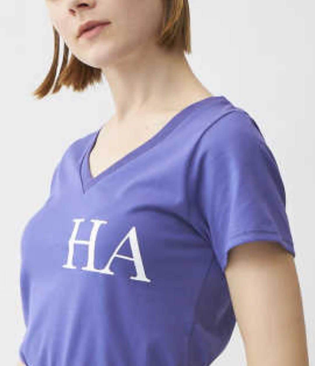 ハンアンスンさんのインスタグラム写真 - (ハンアンスンInstagram)「この時期、あじさいカラーで コーディネート。 パープルTシャツ(^-^) 胸にあしらったビッグロゴがアクセントになったTシャツ。鎖骨がのぞくVネックがヘルシーな印象。コンパクトなスリーブが女性らしさを引き立たせます。柔らかな肌触りの良い綿100%素材。  https://stripe-department.com/women/brand/hanahnsoon/ #ハンアンスン　#hanahnsoon#ストライプデパートメント #ドットスカート#Tシャツ#パープル#あじさい」6月11日 17時06分 - hanahnsoon