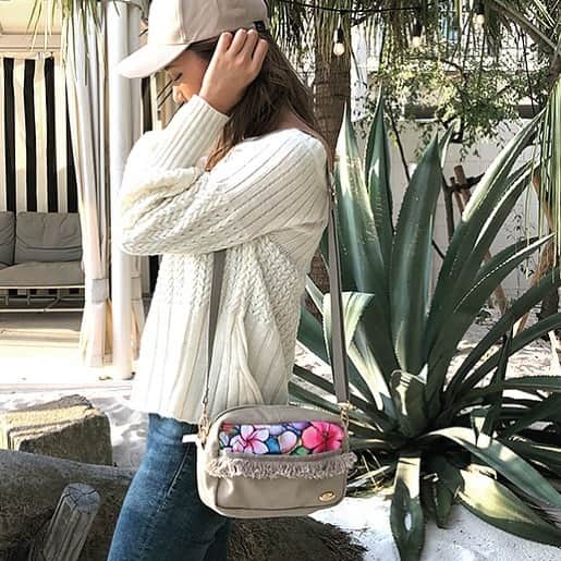 ラレイアのインスタグラム：「🌴 再入荷したフリンジキャンバスポシェット😍🤎 ・ ショルダーを外せばポーチにもなって便利！ ・ こちらはギフトにも大人気🧡 1点¥3,500+taxです✨ ・ ・ ・ ・ ---La Leia Precious Life(ラレイア)--- @laleia_official ・ 楽天市場店 https://www.rakuten.co.jp/laleia-p-life/ ・ au wowma店 https://wowma.jp/user/52666346 ・ Yahooショッピング店 https://shopping.geocities.jp/laleia-p-life/ ・ ・ @laleia_official  @colleenwilcoxgallery_jp  #colleenwilcox#art#hawaii#aloha#surf#beach#laleia#ハワイ#フォトジェニック#インスタ映え#インスタ女子#アロハ#ビーチ#海を感じる雑貨#ラレイア#アート#ビーチガール#サーフスタイル#大人カジュアル#キャップ #コリーンウィルコックス#ギフト#プレゼント#ポシェット」