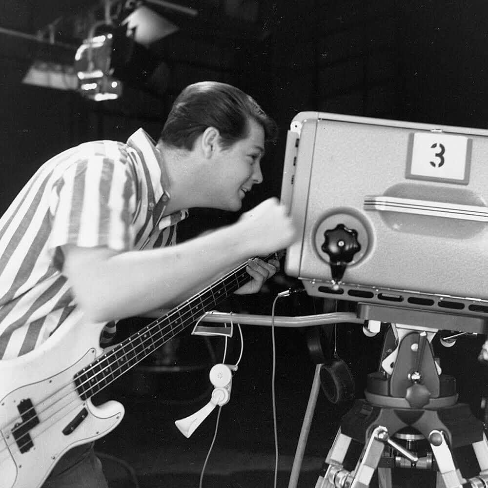 ブライアン・ウィルソンさんのインスタグラム写真 - (ブライアン・ウィルソンInstagram)「1964: Brian having fun during rehearsals for a TV appearance.  #1964 #brianwilson #thebeachboys #tv #behindthecamera」6月11日 22時42分 - brianwilsonlive