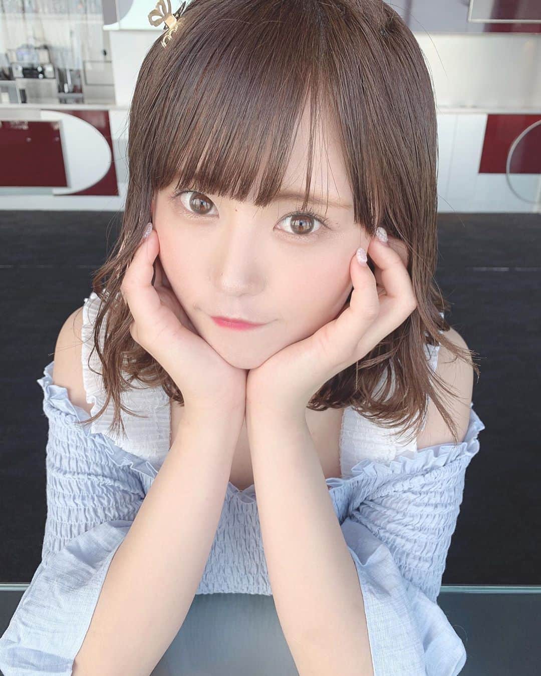 のインスタグラム：「じーーーっ♡  ワンピース @tittyandco_com  #ティティーアンドコー #tittyandco #ワンピース #ワンピースコーデ #ボブ #ボブアレンジ #ボブヘアー #ヘアクリップ #ヘアアレンジ #クリップアレンジ #水色コーデ」