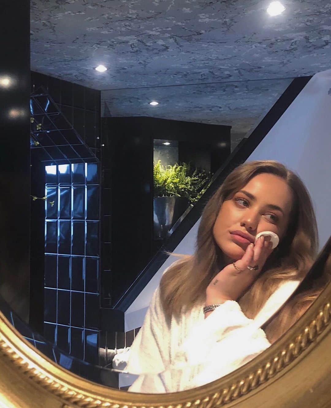 のインスタグラム：「Als je me kent weet je dat ik van make-up houd (oftewel ‘kan niet zonder’). Mijn fijnste momentjes met #mijnNIVEAfamilie zijn wanneer ik uren met mijn vriendinnen kan tuttelen en opmaken. To clean up all the hot (waterproof 😫) mess gebruik ik ‘s avonds NIVEA MicellAIR Skin Breathe Expert producten om mijn huid te laten ademen. ❤ #NIVEApartner #NIVEAambassadrice #NIVEANL」