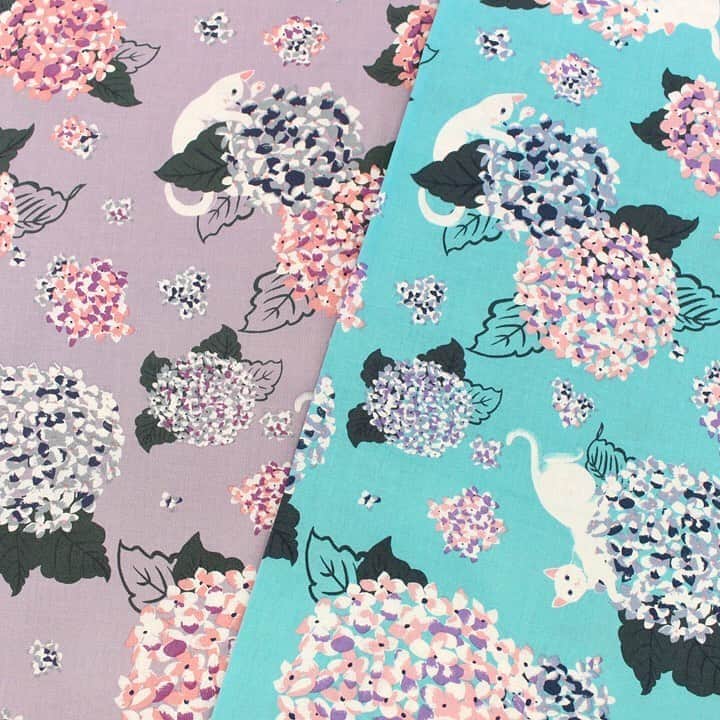 クラフトタウンさんのインスタグラム写真 - (クラフトタウンInstagram)「フェリシモ猫部さん @felissimonekobu とトーカイのコラボファブリック「浴衣柄シーチング生地」でこの季節にぴったりなブラウスを作っているスタッフがいました！ . 以前こちらのインスタで、キッズ浴衣作品をご紹介した「紫陽花柄」の色違いの生地を使った大人ブラウス。 フェリシモさんで製品として売られている浴衣の柄を生地にしたシリーズですが、洋服を作ってもこんなに可愛く仕上がります！ . 薄手でさらっとした肌触りのシーチング素材ですので、小物作りだけでなく、洋服まで行けちゃいます☆ . お陰様で、フェリシモ猫部×トーカイのコラボ生地シリーズは大好評をいただいております。 限定200店舗とオンラインショップ（まだ販売されていないシリーズがございます）での取り扱いで、柄によっては品切れしている場合がございますが、追加で発注できる商品となっていますので、もし欲しい柄がなかった場合は、店舗スタッフにお声かけください。 . これからのシーズンにぴったりなハンドメイド服、ぜひ猫部の生地で！ . 作品参考書籍：月居良子著『まっすぐ縫いでできる ソーイングの本」（日本ヴォーグ社）の「丸襟　長袖ブラウス」 ※袖をちょこっと変えてアレンジしています。 . #フェリシモ猫部 #猫部 #ねこ部 #ネコ部 #ねこぶ #nekobu #猫 #ねこ #ネコ #neko #cat #cats #猫好き #浴衣柄 #紫陽花 #紫陽花柄 #アジサイ #ブラウス #手作り服 #手作りブラウス#生地#布#ファブリック#コラボ#裁縫#ソーイング#手芸#ハンドメイド#トーカイ#猫好きな人と繋がりたい」6月11日 17時16分 - crafthearttokai