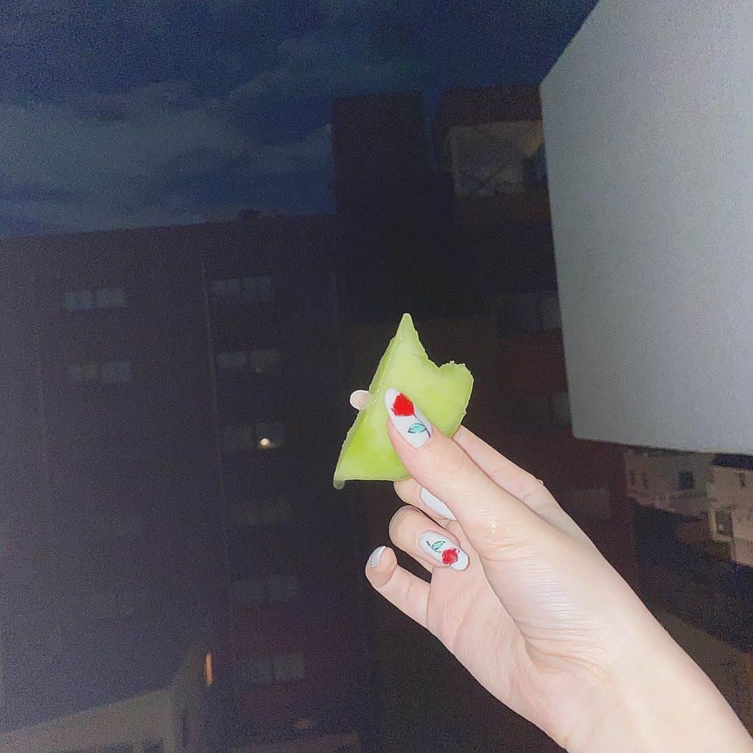 かれんのインスタグラム：「🍈❤︎🌹」
