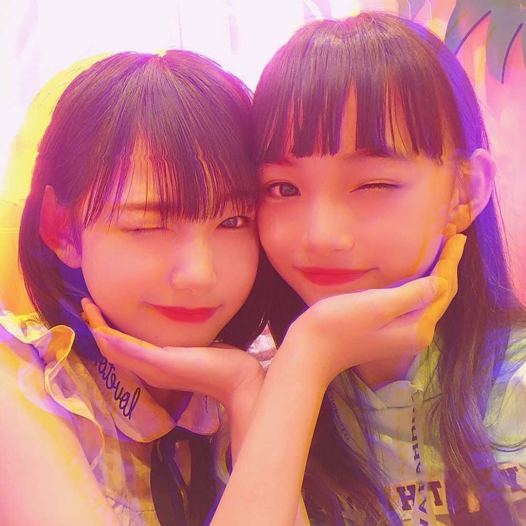 ニコ☆プチのインスタグラム：「💘🌈 1年くらいまえのれいあやっ☺︎✨ . . #仲良し👭 #あごのせウィンク😘 #川合菖蒲  #松本麗世」