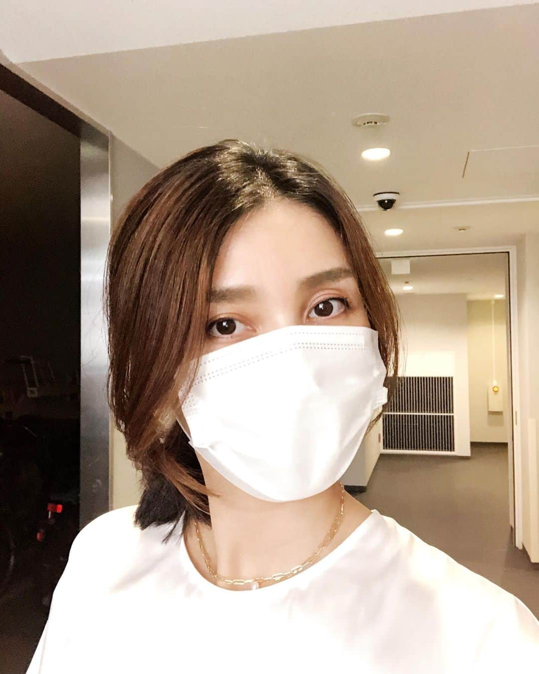 吉原珠央さんのインスタグラム写真 - (吉原珠央Instagram)「新鮮に感じること♫ 直接お目にかかれる打ち合わせが嬉しいです^_^  お互いにマスクをしたままですが、声色や会話の間、立体的な表情の変化や質感。なんだかとても新鮮に感じます。 リモートの利便性も、直接お目にかかれるコミュニケーションも、状況に合わせて、それぞれの特性を最大限に生かせたらいいですね！  #コミュニケーション #会う #会話 #リモート #それぞれの良さ #新鮮 #人と会うこと #お目にかかる #ありがたい #マスク #マスクメイク #安心して #イベント #セミナー #開催できる日を #心待ちにしています」6月11日 17時21分 - tamaoyoshihara