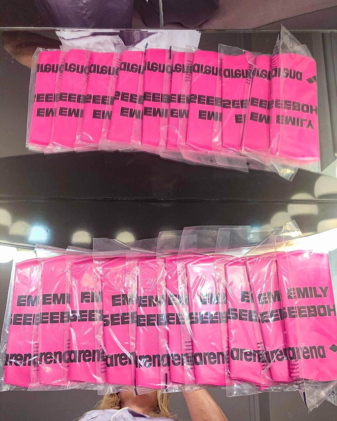 エミリー・シーボームのインスタグラム：「Ｇ Ｉ Ｖ Ｅ Ａ Ｗ Ａ Y  12 @arenaaustralia personalised pink swim caps. 3 lucky winners will win 4 caps to share with their swimming besties. All you need to do is like and tag the three people you would share the caps with on my last 2 posts! Good luck!  #giveaway #capcompetition #swimmingcaps #pinkcap #emilyseebohm #arenawaterinstinct #swimming #training」