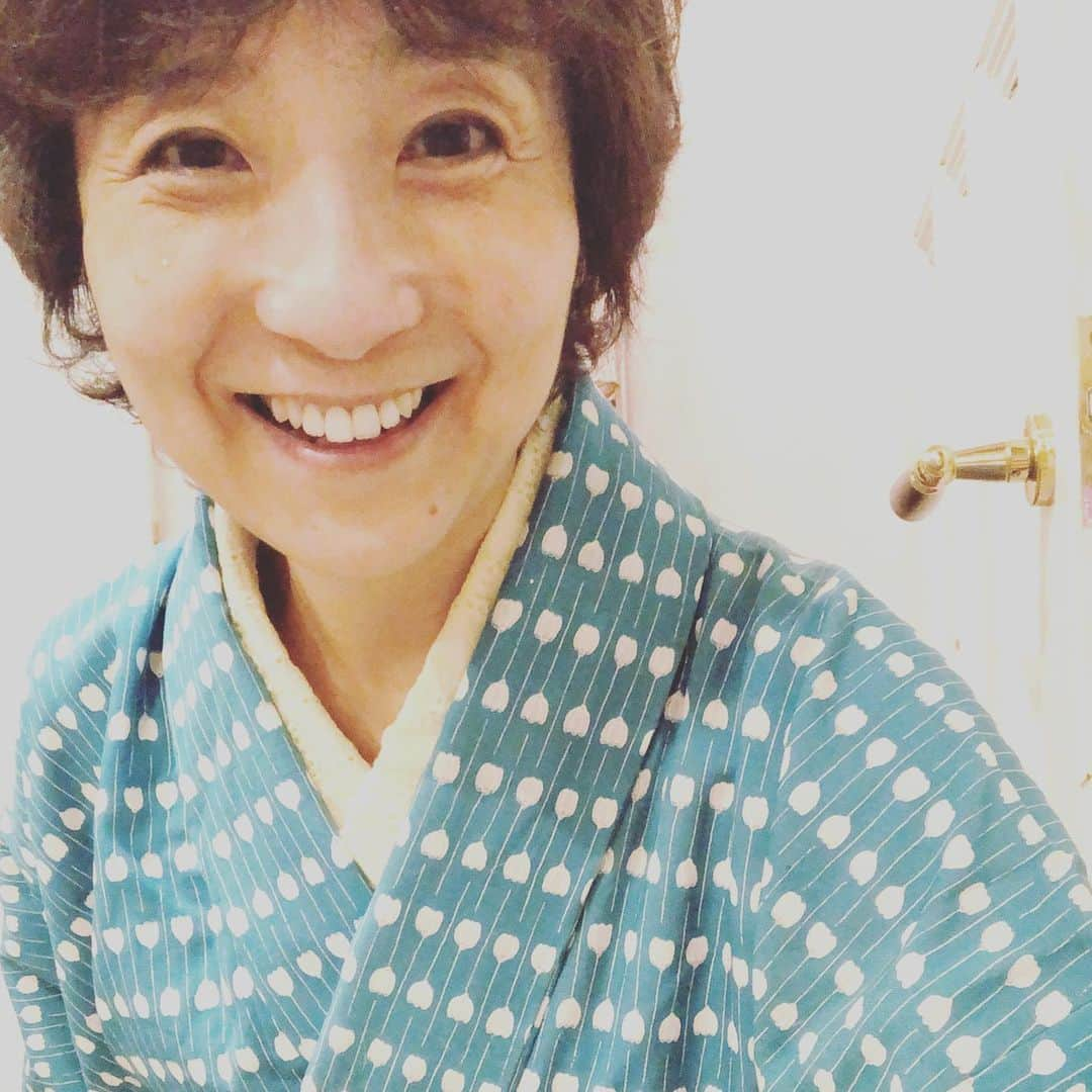 藤田朋子さんのインスタグラム写真 - (藤田朋子Instagram)「@kimono15  着物👘 こないだのインスタライブ🦋 お料理作ったりしたからウール 今度はいつかな？  #着物 #着物を着ている芸能人 #普段着 #インスタライブ #青 #好きな柄 #キモノ葉月 #ヰロハ狐 #桑山哲也 #kimono #fashion #tomokofujita #actress」6月11日 17時25分 - chiendormant