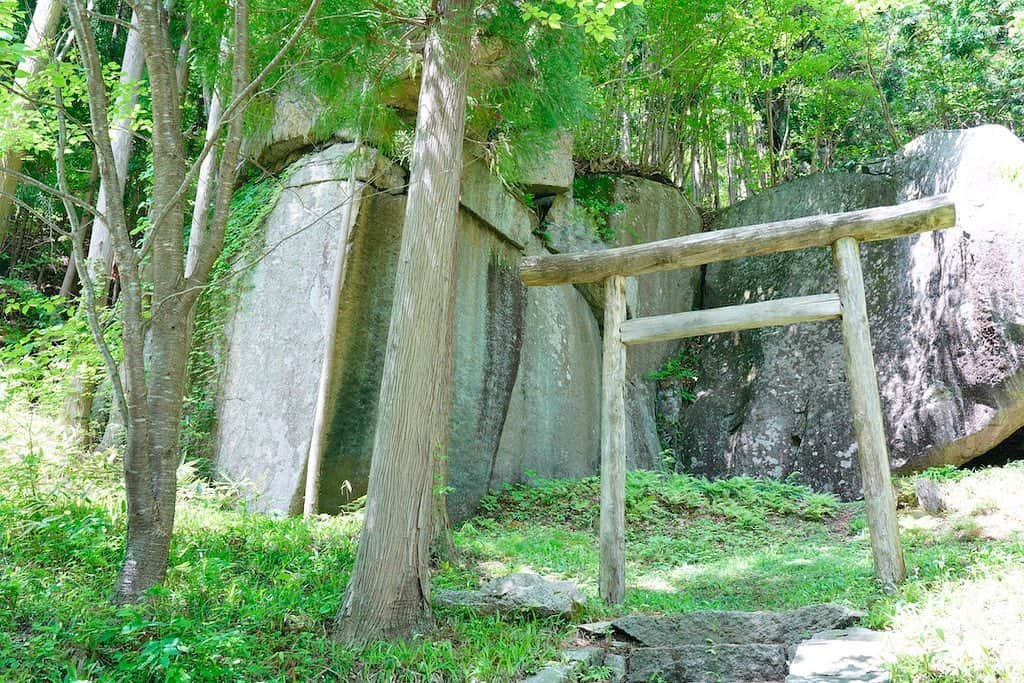 福島県さんのインスタグラム写真 - (福島県Instagram)「【魔崖仏（まがいぶつ）】 かつてこの村で「葛尾大尽」と呼ばれた富豪・松本一族の時代に作られた磨崖仏。自然の巨石に刻まれた仏様が、300年経った今も山の中でその栄華を伝えています。  #魔崖仏 #葛尾村 #相双 #福島県 #katsuraovillage  #fukushima  #traveljapan #futurefromfukushima  #ふくしまからはじめよう #おうちからはじめよう」6月11日 17時35分 - realize_fukushima