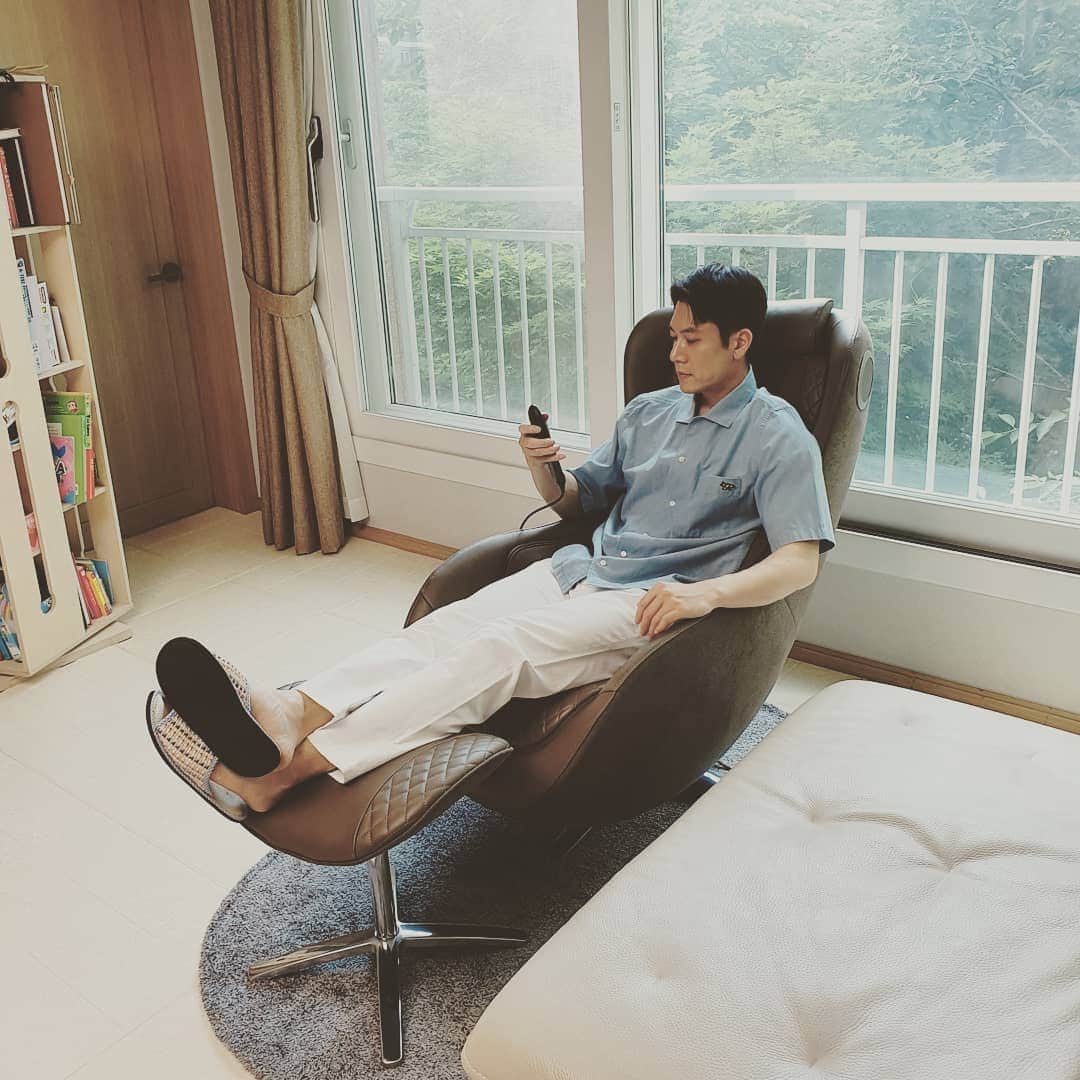チョ・ヒョンジェさんのインスタグラム写真 - (チョ・ヒョンジェInstagram)「시원하다~😁👍 #세라젬  #세라젬 파우제 #안마의자」6月11日 17時28分 - jo_hyunjae