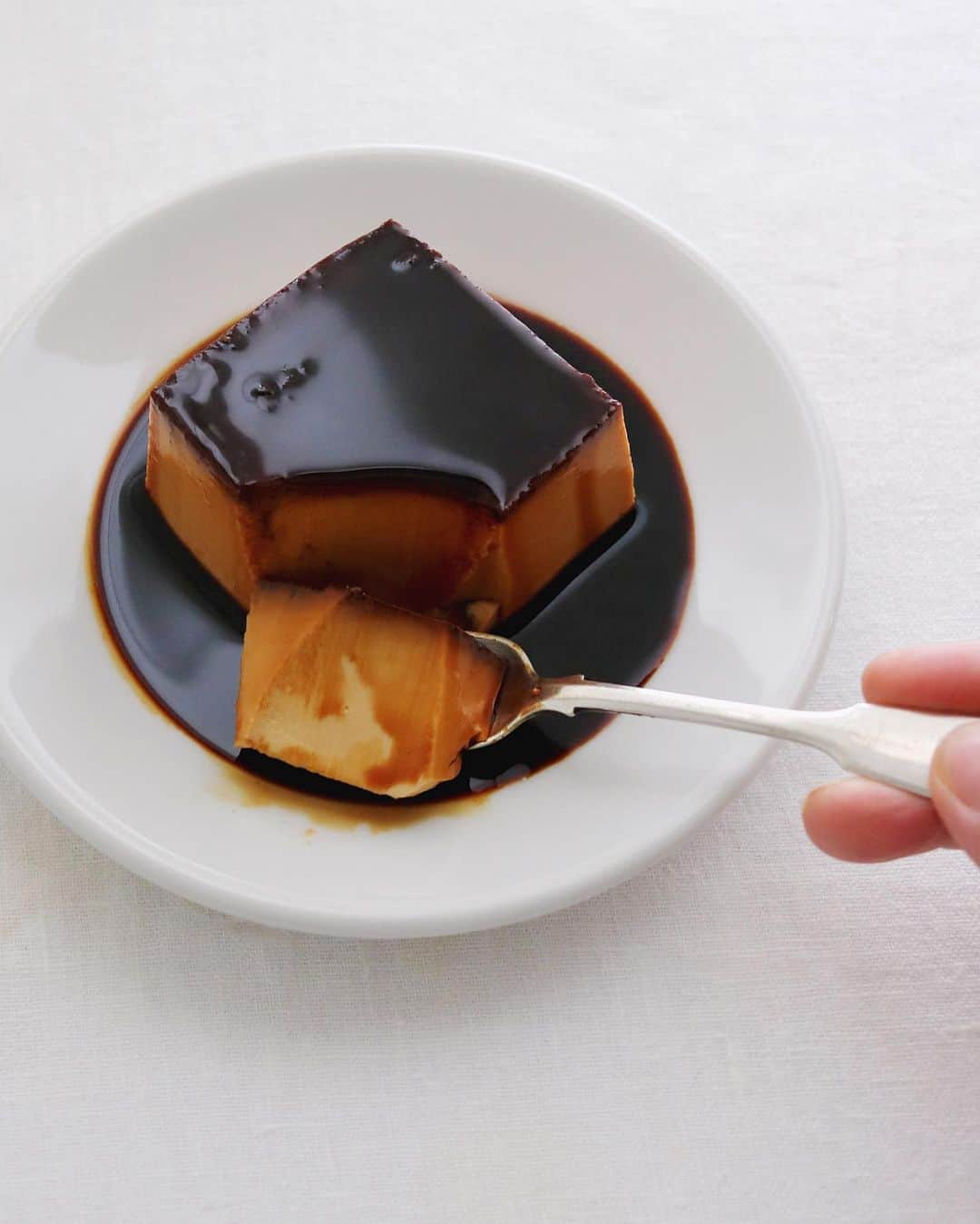 のインスタグラム：「Pudding 🍮 . おやつに固めのプリン。 再び牛乳パックのやつ。 しっかりビターで濃い 大人カラメル仕上げで、 好みのに近づいてきた。 まだレシピ未完成です。 . . #牛乳パックプリン #固めのプリン #ビター系 #大人プリン #オトナプリン #東京牛乳 #pudding」