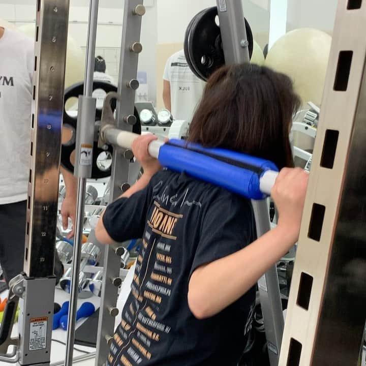 岸本加世子のインスタグラム：「４０キロでスクワットも、やついのスパルタに吹き出す。笑 #bravegym #やついいちろう」