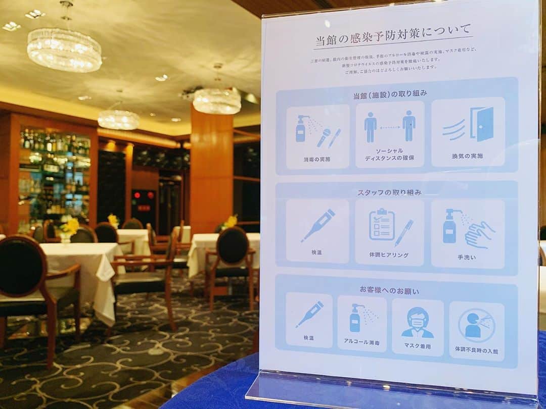 のインスタグラム：「. こんばんは😊 本日より、営業を再開致しました。 . 3密の回避、店内および備品等の衛生管理 手指のアルコール消毒やマスク着用など、 新型コロナウイルス感染防止策を徹底しております。 . お客様には、事前のご予約、ご来店時の健康チェックや アルコール消毒等へのご協力をお願いいたします。 また、ご来店の際、全てのお客様の 体温を確認させて頂きます。 . ◆6月の営業について . 【メニュー】6/30(土)までの限定コースをご用意しております。 【ご予約】2営業日前までの完全予約制とさせて頂きます。 【定休日】不定休 . 皆さまのご来店を心よりお待ちしております。 .  #カノビアーノ福岡 #リストランテカノビアーノ福岡 #レストラン #restaurant #福岡レストラン #福岡グルメ #グルメ #福岡 #天神レストラン #天神 #大名 #天神ディナー #ランチ #lunch #自然派イタリアン #記念日 #プレゼント #誕生日 #食べ物好きな人と繋がりたい #特別#福岡イタリアン#winestagram #福岡ウエディング」