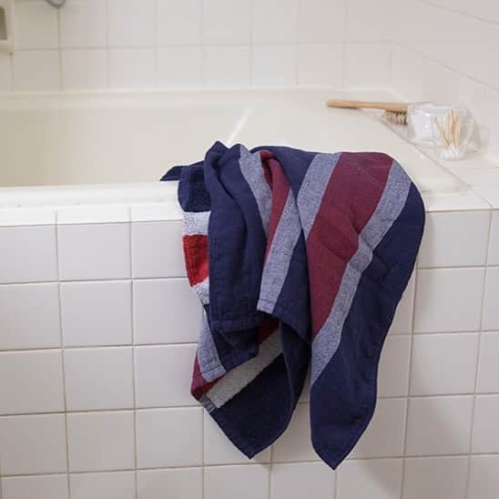 ほぼ日刊イトイ新聞さんのインスタグラム写真 - (ほぼ日刊イトイ新聞Instagram)「【バスタオルをおすすめします！】﻿ 6月19日午前11時まで開催されている﻿ セール期間中に、﻿ 買っておきたいのがやさしいタオル！﻿ ﻿ 担当タケイからのおすすめをご紹介します。 「何度か洗濯して（柔軟剤はかけずに乾燥させます）﻿ なじんできたやさしいタオルのバスタオルを、﻿ 風呂上がりに身体にまとう、あの気持ちよさ。﻿ タオルなんてどれもそんなに代わらないよねと﻿ 　思っているかたにこそ、﻿ 水をすっと吸ってくれるこの感じを、﻿ 体験してほしいなあ。﻿ 暑い夜、まくらカバーにしてもいいし、﻿ もう１枚、首から肩のあたりに敷いても快適。 『はらがけ』にするのもいいんです」﻿ ﻿ チェックやボーダー、かわいい柄も﻿ あるのでお気に入りをみつけてくださいね。﻿ https://www.1101.com/n/sale2020/ ﻿ ﻿ ［何度も来ちゃうセールのお店］﻿ #ほぼ日ストア で﻿ ６月19日（金）午前11時までセールを開催中。﻿ セール品ではなくても﻿ 5000円以上、お買いものした方は﻿ 配送手数料が無料になります。﻿ ﻿ #ほぼ日セール #ほぼ日﻿ #ほぼ日刊イトイ新聞 #セール #送料無料﻿ #やさしいタオル #バスタオル #タオル」6月11日 17時32分 - hobonichi1101