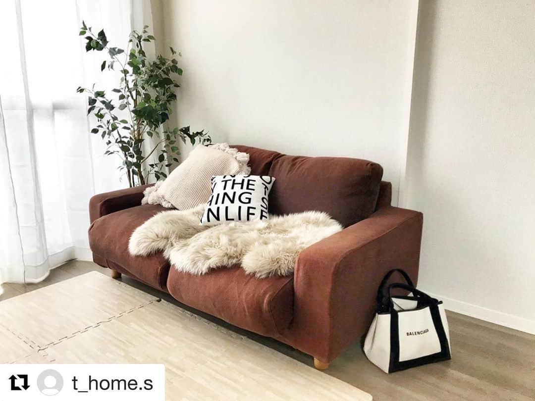 ［賃貸住宅シャーメゾン］のインスタグラム：「@t_home.s さんのお部屋は、お子さんがいてもすっきりシンプル✨小さなお子さん👶がいらっしゃるご家庭では必須のアイテム、ジョイントマットもこんな色味を選べばシックなインテリアが叶いますね🍀 . #repost #実例 #シャーメゾン #シャーメゾンのお部屋 #積水ハウス #インテリア #スタイリング #シンプル #ラグジュアリー #リビング #ジョイントマット #子ども部屋 #styling #simple #relax #luxuary #interiordesign #livingroom #homedecor #livestagrammer #roomclip #instahome #kidsroominterior」