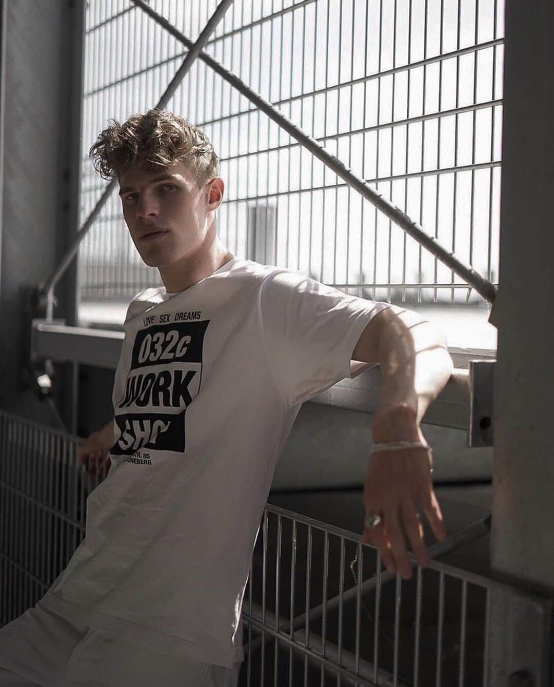 リステアさんのインスタグラム写真 - (リステアInstagram)「IN STORE NOW >>> @032c PIC: @jaannikb . ﻿. ✔T-SHIRT WITH CHEST PRINT ¥7,000 + Tax ﻿. ﻿. @restirofficial﻿ RESTIR.com﻿ ﻿. . #restir #リステア #032c #032capparel」6月11日 17時37分 - restirofficial