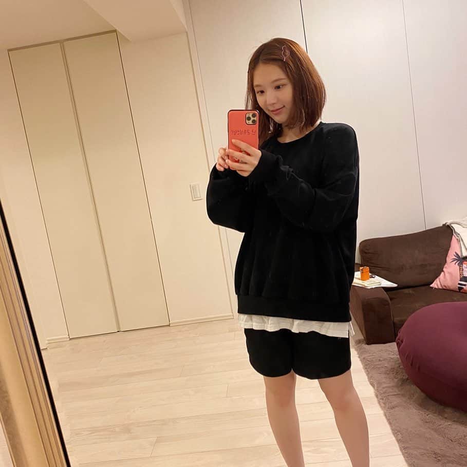 ひよんのインスタグラム：「🏡💓 ㅤㅤㅤㅤㅤㅤㅤㅤㅤㅤㅤㅤㅤ 今日のおうちスタイル👗✨ 体温調整難しいから彼服レンタルがちょうどよい🥰 ひよん的に後ろ姿の方が彼服レンタル感なのだけど、 みんなどー思う？😂👫❤️ㅋㅋㅋ ㅤㅤㅤㅤㅤㅤㅤㅤㅤㅤㅤㅤㅤ かわいいくちびるのヘアピンは、 ぶんちゃん( @bunchan_9unq )が サプライズプレゼントしてくれたの😆💋 고마워 친구야👭🌼👖🧡ありがとう💖💖 ㅤㅤㅤㅤㅤㅤㅤㅤㅤㅤㅤㅤㅤ これから梅雨でまた少し肌寒くなる日も多くなりそうだから このお洋服にお世話になるとするか。 ㅤㅤㅤㅤㅤㅤㅤㅤㅤㅤㅤㅤㅤ @9unq.official  ㅤㅤㅤㅤㅤㅤㅤㅤㅤㅤㅤㅤㅤ #9unq #9unqstyle #9unqコーデ #꾸안꾸 #クアンク #ひよん  ㅤㅤㅤㅤㅤㅤㅤㅤㅤㅤㅤㅤㅤ」