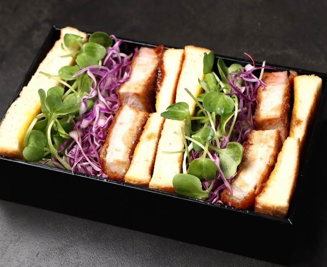 のインスタグラム：「.. 美味しいサンドイッチって 探すのも選ぶのも悩みますよねサンドイッチ🥪 みやじ豚のカツサンド❗️ ボリューム満点💯の食べ応えも満点💯 いちどお試しいただきたい♡ 店舗にてテイクアウト 及び、 Chompyデリバリーにてオーダーできますっ🚲💨 . . ●みやじ豚のカツサンド 1,600円（税抜） 月間100頭限定の湘南のみやじさんが丹精込めて育てた希少な“みやじ豚”を使用。 カツにして旨味を閉じ込め、味わいある脂身が口のなかで甘くクリーミーな富を感じていただけます。 ________________________ 🏮居酒屋 三盃🏮 東京都目黒区上目黒3-6-5 中目ビル1F  TEL 03-6451-2330  営業時間　11:00～22:00（LO 21:00）  HP：http://www.izakaya-sanbai.jp/ ※写真は盛り付けイメージです。仕入状況等により、実物と異なる場合がございます。 . #LDHkitchen #居酒屋三盃 #中目黒 #デリバリー #テイクアウト #chompy #チョンピー #おうち時間 #おうちご飯 #カツサンド」