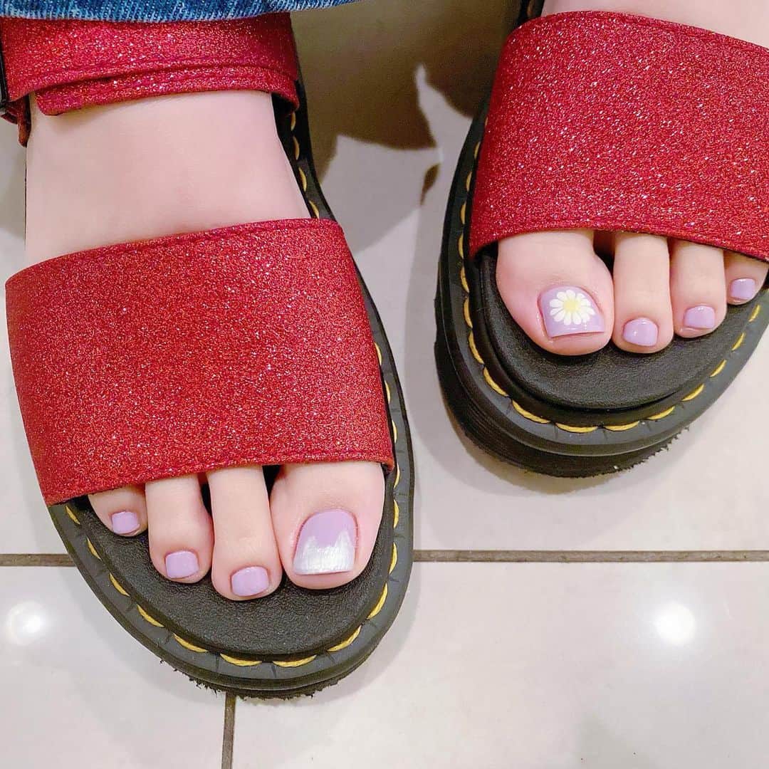 なかやまちえこのインスタグラム：「purple🌙 #nail #nails #nailart #ネイル #美甲 #ネイルアート  #japanesenailart #manucure #japanesenails #manicurist #gelnails #أظافر #네일아트 #미용 #vẽmóng #ngườiđẹp  #เพ้นท์เล็บ #искусствоногтя #artedeuñas #เพ้นท์เล็บเจล #ジェルネイルデザイン #ネイルデザイン #senikuku #nagelkunst #footnails #フットネイル #ペディキュア #ちゃあぽん #pedicure #purple 施術は @at_charme にて。」