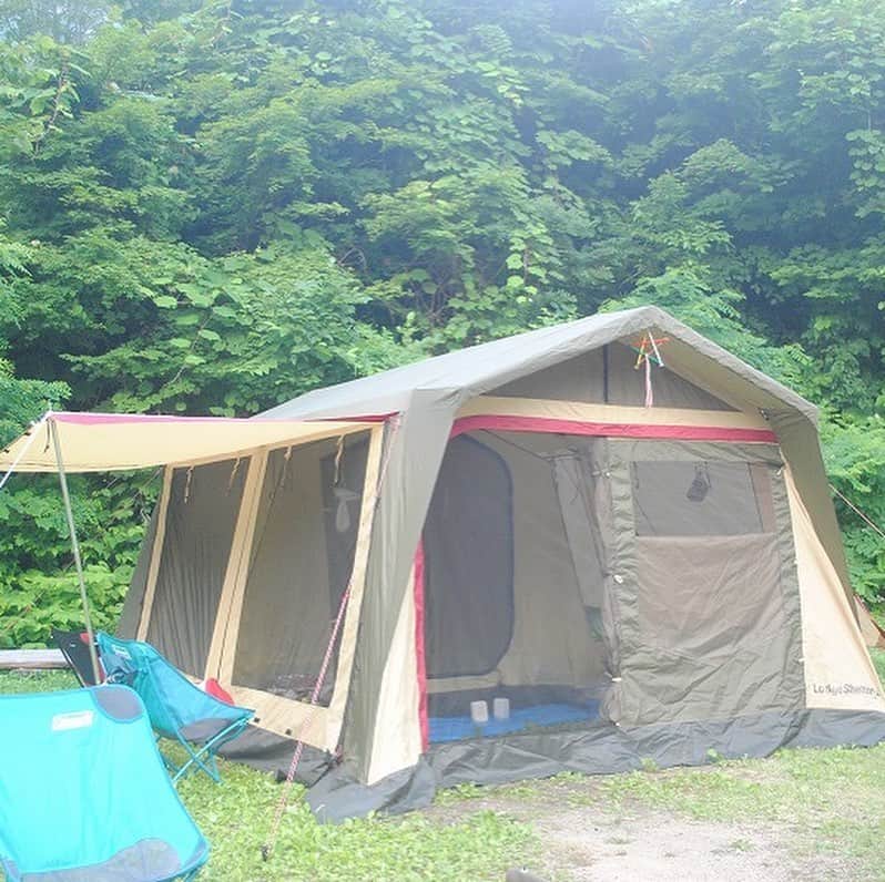キャンプ情報サイト［ランタン］さんのインスタグラム写真 - (キャンプ情報サイト［ランタン］Instagram)「CAMP SMILE STYLE ／ 万能なogawaのロッジシェルターは ファミリーキャンプの強い味方！ ＼ いろんなキャンパーのキャンプスタイルを現地取材と一般キャンパーからの投稿で数多く掲載してます。 . . 詳しくは @lantern.camp  webサイトをご覧ください . . #camp #camping #outdoor #travel #trip #lantern_smile #nature #キャンプ #キャンプ用品 #アウトドア #テント #自然 #旅行 #キャンプ初心者  #キャンプ好きな人と繋がりたい #雨飾高原キャンプ場 #小谷村 #長野県 #ogawa #ロッジテント #薪 #ヘリノックス #薪スタンド #ロッジシェルター2 #ヒーリングチェア #チェアワン #ファミリーキャンプ #ファミキャン」6月11日 17時53分 - lantern.camp