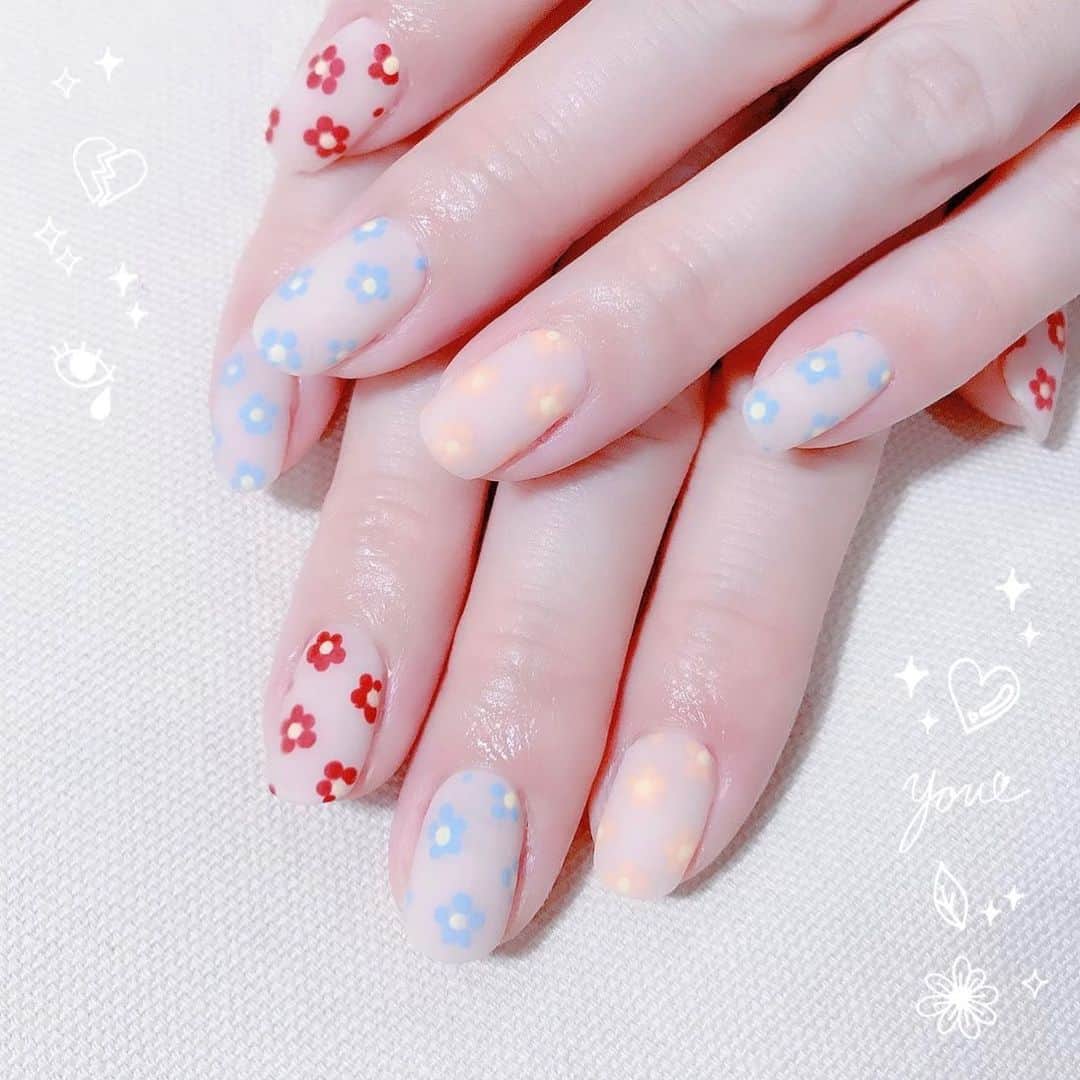 なかやまちえこのインスタグラム：「Polka dotなflower nails.⠀ #nail #nails #nailart #ネイル #美甲 #ネイルアート  #japanesenailart #manucure #japanesenails #manicurist #gelnails #أظافر #네일아트 #미용 #vẽmóng #ngườiđẹp  #เพ้นท์เล็บ #искусствоногтя #artedeuñas #เพ้นท์เล็บเจล #ジェルネイルデザイン #ネイルデザイン #senikuku #nagelkunst #flowernails #個性派ネイル 施術は @aby_sharenail にて。」