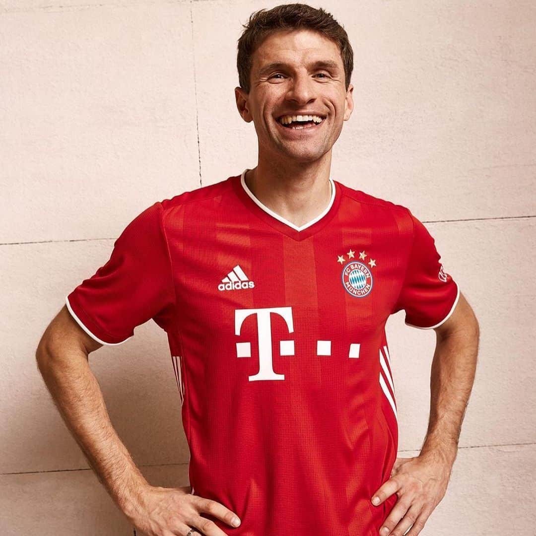 トーマス・ミュラーのインスタグラム：「Anzeige One @fcbayern family 👕 Thoughts on our new home kit? 🔥 #MiaSanMia #esmuellert  @fcbayern @adidasfootball @adidas_de」