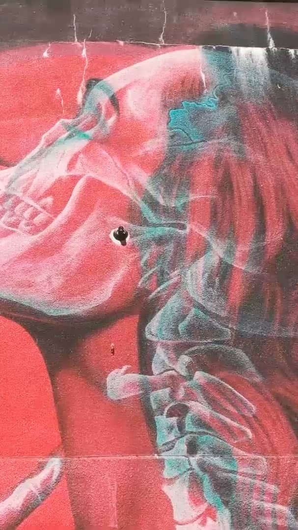 カヤ・スコデラリオのインスタグラム：「Collaboration with @lasalami @beaukerouac_wander & @vanguardstreetart celebrating street Art in Bristol  @ribenauk #creativejuice #wander #banksy」