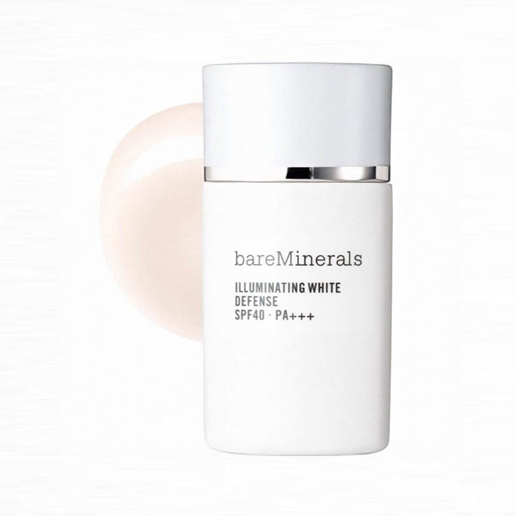 bareMinerals JPさんのインスタグラム写真 - (bareMinerals JPInstagram)「【ベアミネラルの4つのミネラルUVケアアイテム☀️】﻿ ﻿ 日焼け止めの成分は主に2タイプ。﻿ 紫外線を取り込み、熱などのエネルギーに変える化学的なもの（ケミカル）と、 盾のような役割ではね返す天然由来のもの（ノンケミカル）で、ノンケミカルの代表成分こそが"ミネラル"です✨﻿ ﻿ ベアミネラルのUVケアアイテムは、全てノンケミカルだから肌への負担が少なく、安心して使うことができます🌿﻿ ﻿ 紫外線カットだけでなく様々な効果のある4種類のミネラルUVケアアイテムは、その日ごとに使い分けることもおすすめ💫﻿ ﻿ 画像1枚目から﻿ ①CR ディフェンス モイスチャライザー(SPF30・PA+++)﻿ 4,800円(税抜)﻿ 紫外線だけでなく、ブルーライトもカットしてくれるアイテム。乳液・日焼け止め・化粧下地の3つの役割を担う、機能性◎なアイテムです💐﻿ ﻿ ②スキンロンジェヴィティ VP モイスチャライザー(SPF30・PA+++)﻿ 5,200円(税抜)﻿ スーパーフード長命草が配合されているため、エイジングケアも。﻿ 保湿乳液としても使えるから、朝のスキンケアに取り入れるのにぴったりです👍﻿ ﻿ ③イルミネーティング ホワイト ディフェンス(SPF40・PA+++)﻿ 4,200円(税抜)﻿ UVケアをしながら、肌へ美容成分を届けて美白ケアをしてくれる優れもの。﻿ ビタミンCがシミ・ソバカスの根本へアプローチし、メラニンの生成を抑えてくれます💓﻿ ﻿ ④プレップ ステップ ミネラル シールド(SPF50・PA++++)﻿ 4,500円(税抜)﻿ カプセルがはじけ、肌色に馴染むユニークな日焼け止めです。﻿ 肌の色を均一に補正してくれるので、色ムラが気になる方にぴったり❣️﻿ ﻿ ミネラルUVケアで、お肌にやさしいUVケアをはじめてみませんか？﻿ ﻿ ﻿ #ベアミネラル #bareminerals﻿ #CRディフェンスモイスチャライザー﻿ #スキンロンジェヴィティVPモイスチャライザー﻿ #イルミネーティングホワイトディフェンス﻿ #プレップステップミネラルシールド﻿ #日焼け止め #紫外線対策 #UVケア﻿ #美肌 #美肌ケア #美白 #美白ケア #スキンケア #ブルーライトカット﻿ #下地 #化粧下地 #ベースメイク﻿ #ビーガンコスメ #ヴィーガンコスメ﻿ #クリーンビューティー #クリーンビューティ﻿ #cleanbeauty #powerofgood」6月11日 18時01分 - bareminerals_jp