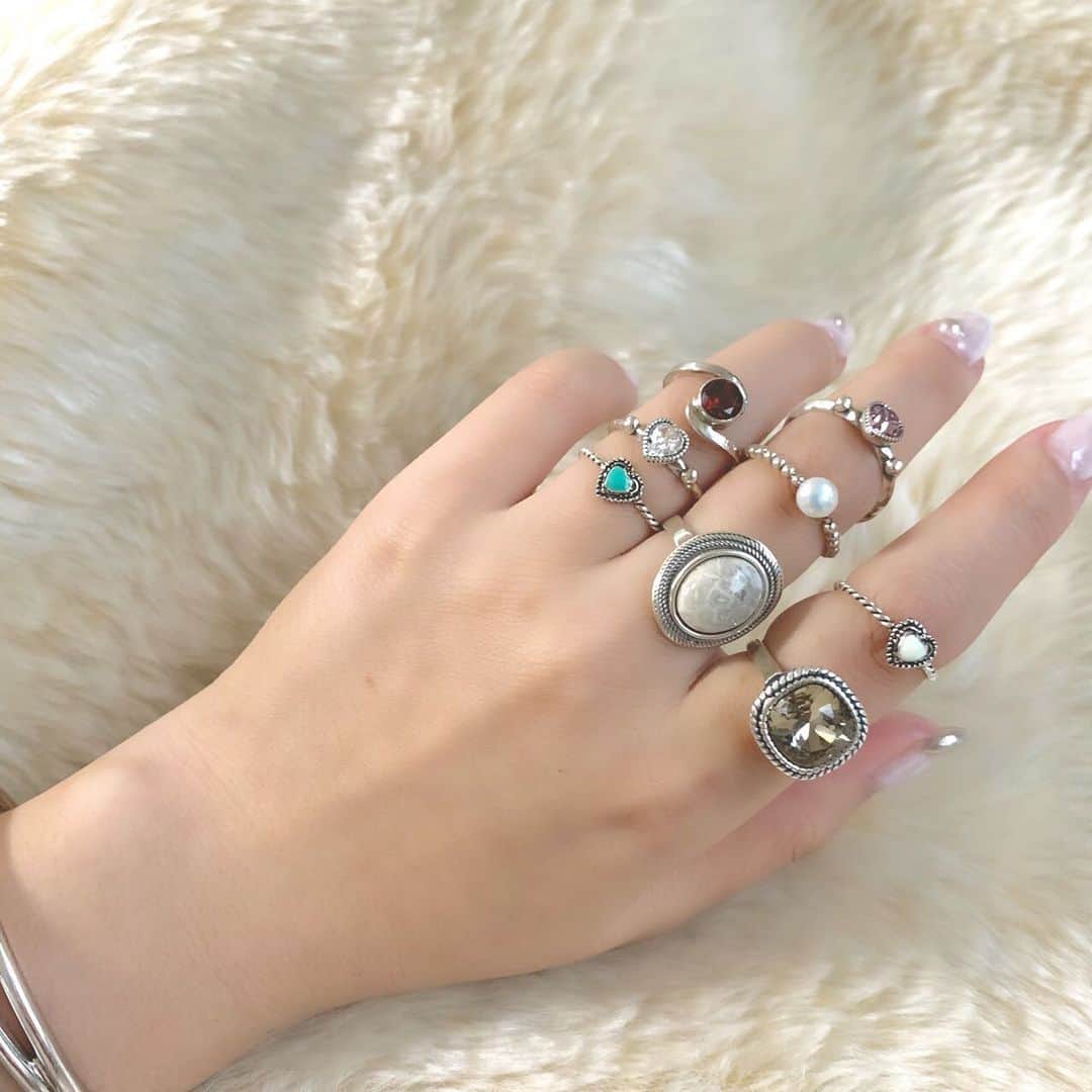 BOX CHARM Industryのインスタグラム：「数量限定シルバーリング💍 . 人気のシルバー925リングです！ 汗水に強く変色しにくいのでおすすめです⭐️ . デザインが豊富で残り1つのものもあるのでお早めに！！ . 期間限定で1500円~からご用意しています💕 .  #boxcharmindustry #boxcharm #handmade #accessory #ring #sv925 #handmadeaccessory  #ボックスチャームインダストリー #ボックスチャーム #ハンドメイド #アクセ #ハンドメイドアクセサリー #オンラインストアで販売中 #50パーセントオフ #オープン記念 #指輪 #リング #手元くら部 #手元コーデ #天然石 #ストーン #シルバー925 #シルバーアクセサリー #ゴールドアクセサリー #ハート #手元倶楽部 #シルバーリング」