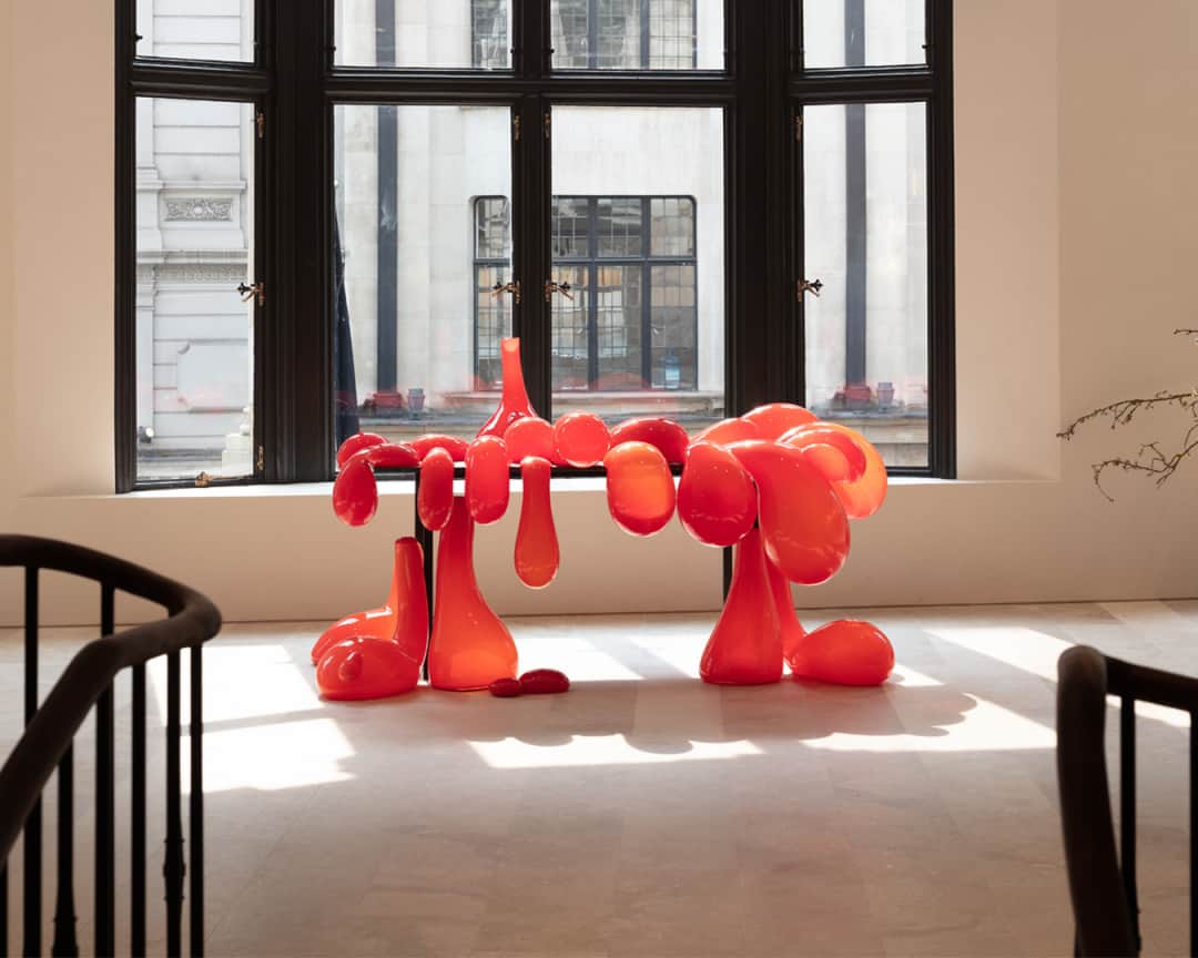 Loeweさんのインスタグラム写真 - (LoeweInstagram)「Each month we continue to put the spotlight on artworks and objects that form part of the LOEWE Collection - a global anthology of art and craft.  The 'Vulcano Table' by artist Anthea Hamilton is housed at CASA LOEWE London. Previous collaborations with Hamilton have included the first #ChanceEncounters exhibition presented by the @LOEWEfoundation and curated by @Jonathan.Anderson as part of Art Basel Miami Beach, and Hamilton's performance work 'The Squash' at the Tate Britain Commission for which LOEWE created seven costumes.  #LOEWE #AntheaHamilton」6月11日 18時00分 - loewe