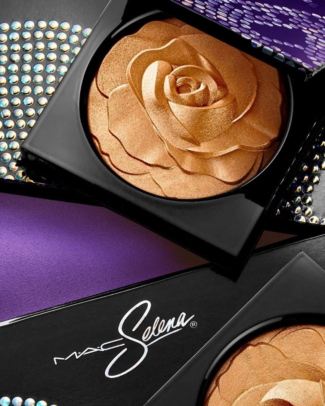 M∙A∙C Cosmetics Japanのインスタグラム：「【明日公式オンラインショップ先行発売】 アメリカで大人気のコレクション【M·A·C セレーナ ラ レイナ】がついに日本に登場✨  ㅤ 軽くシルキーなつけ心地で、肌に艶を与えるフェイスパウダー✨ローズのエンボスで気分も華やかに🌹スワイプしてカラーをチェック👉 ㅤ ☑︎エクストラ ディメンション スキンフィニッシュ: ラ レジェンダ(税込5,390円)  ㅤ ㅤㅤ *6月12日(金) 公式オンラインショップ先行発売 *7月3日(金) 全国発売 ㅤ ※6月12日(金) 午前10時 公式オンラインショップにて先行発売予定。システムの影響により、発売が多少前後する可能性がございます。何卒ご了承ください。 ㅤ ㅤ 【公式オンラインショップ限定特典】 ☑︎本日から6月25日(木) 23:59まで全品送料無料！ ☑︎初回ご購入のお客様へ10% OFFクーポンをプレゼント（クーポンコードwelcome） ㅤ #MACセレーナ #MACSelena #MACCosmeticsJapan #MACCosmetics #MAC #MACコスメ #マックコスメ #コスメ #メイク #美容 #化粧品 #デパコス #コスメ部 #コスメマニア #コスメ好き #コスメ好きさんと繋がりたい #メイク好きな人と繋がりたい#夏メイク #夏コスメ #ツヤ肌 #透明感 #キラキラコスメ #ハイライト #新作コスメ #限定コスメ #コスメ紹介 #スウォッチ」