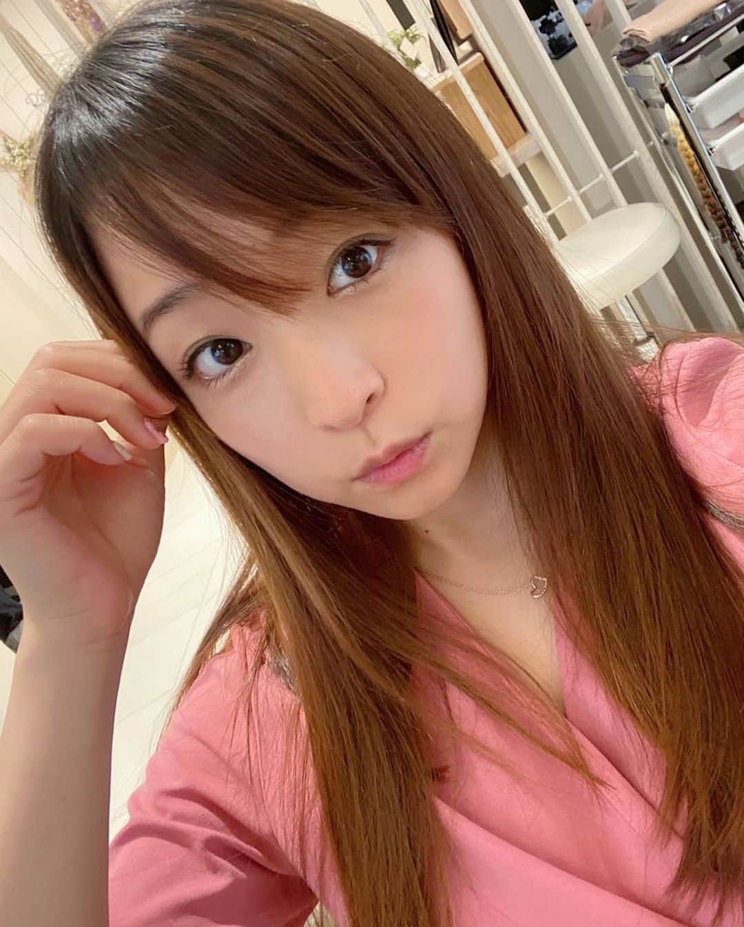 くぼたみかのインスタグラム：「やーっと行けた！！！美容院🥺 1枚目before→2枚目after  Relaxx @relaxx_hair_make さんで 長い長い髪にサヨナラしたよ👋 自粛期間中にセルフカラーしようか 迷ったけど 海外の動画で髪がビヨーンって 伸びちゃってるのとかみて、、、 怖気付いてできなかった😂  やはりプロにやってもらうと 普段の自分の5倍くらい キラキラした気持ちになるし 表参道にはいい気が浮かんでる気がするしw 久々に外に出て本当に刺激受けたー！ ストレートもかけたから梅雨も無敵だしね☂️ 自己投資は本当に大事✨ いつも自信を持たせてくれる @relaxx さんありがとう☺️💇‍♀️」