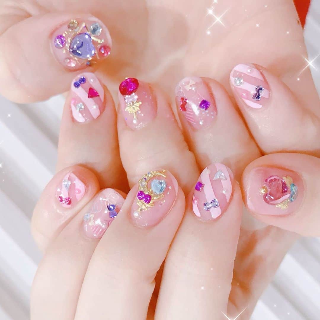 なかやまちえこのインスタグラム：「魔法少女ネイル🌙❤️✨⠀ #nail #nails #nailart #ネイル #美甲 #ネイルアート  #japanesenailart #manucure #japanesenails #manicurist #gelnails #أظافر #네일아트 #미용 #vẽmóng #ngườiđẹp  #เพ้นท์เล็บ #искусствоногтя #artedeuñas #เพ้นท์เล็บเจล #ジェルネイルデザイン #ネイルデザイン #senikuku #nagelkunst #魔法少女ネイル #大久保ちか ちゃん 施術は @aby_sharenail にて。」